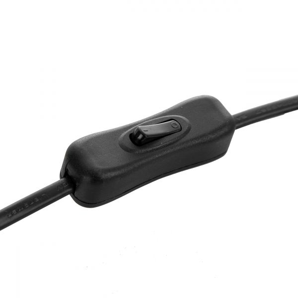 Kippschalter am Kabel Schwarzer Inline-Kippschalter an einem schwarzen Kabel, seitlich aufgenommen auf hellem Untergrund