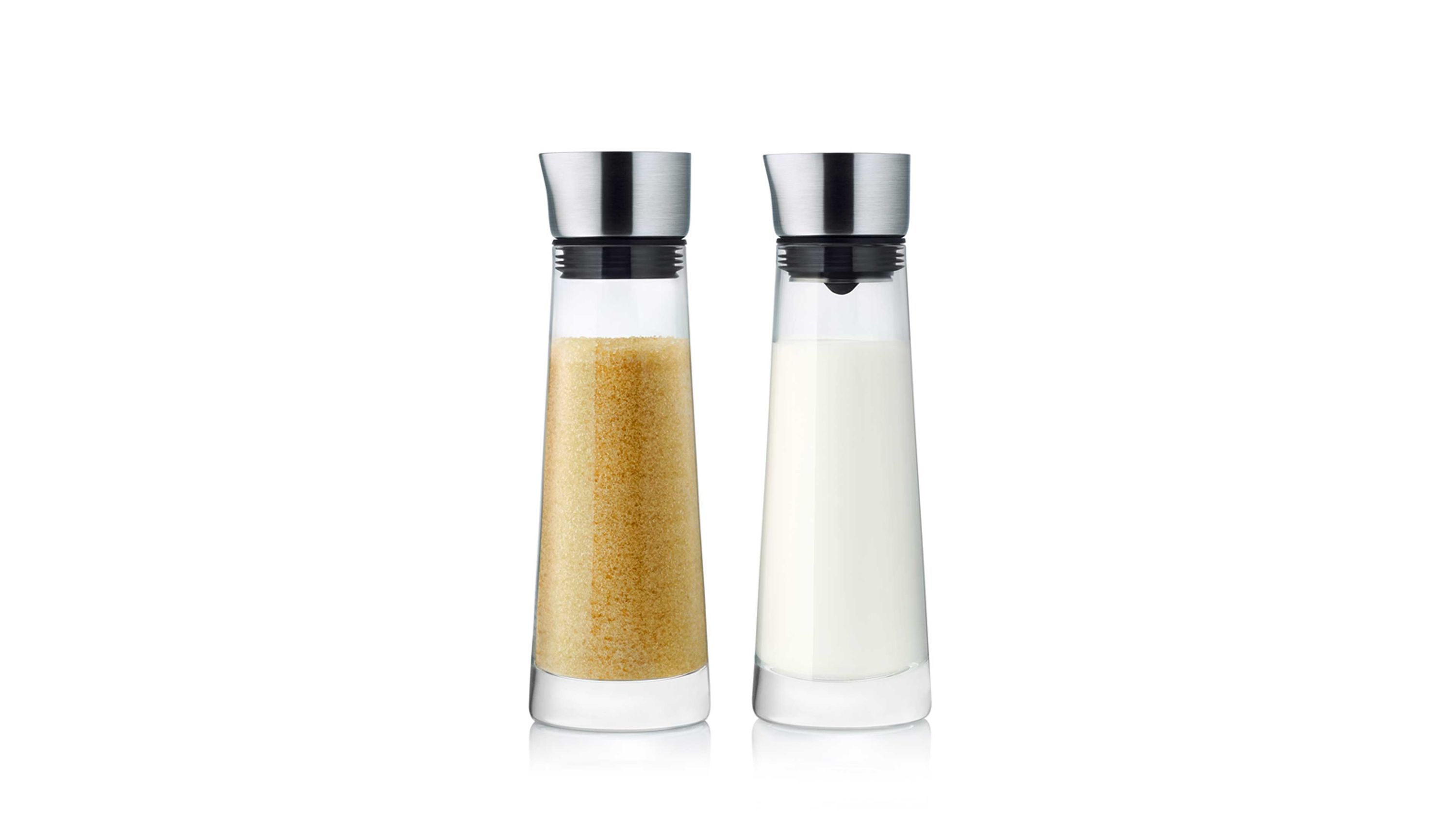 Zweiteiliges Zucker- und Sahne-Set aus Klarglas und Edelstahl Zweiteiliges Set aus zwei hohen schlanken Behältern mit Klarglas und Edelstahldeckeln gefüllt mit Zucker und Sahne