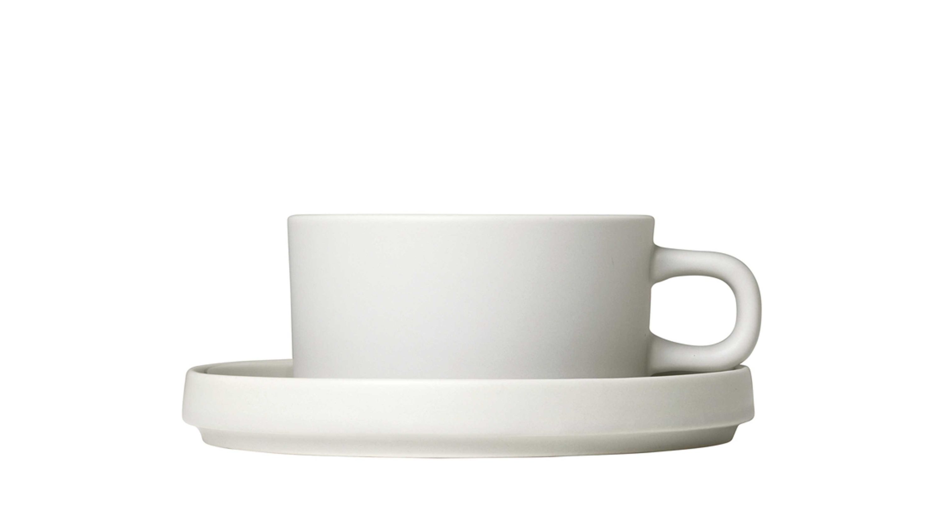 Runde cremeweiße Teetasse mit Henkel auf passendem Unterteller