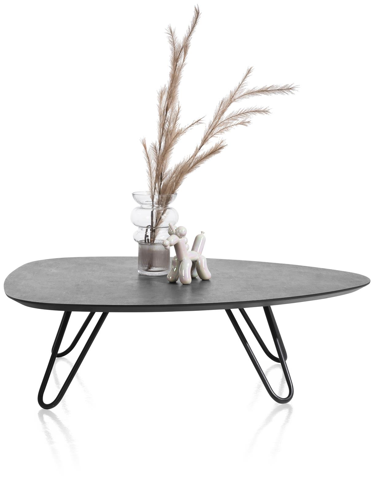 Moderner Couchtisch mit unregelmäßiger Platte in Anthrazit-Keramikoptik schwarzem Gestell & Vase mit Zweigen frontal erhöht