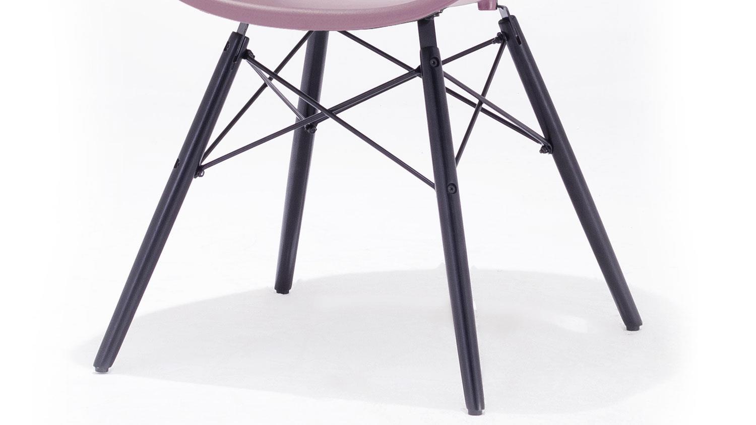 Detail Unterkonstruktion rosa Schalenstuhl mit schwarzem Gestell aus lackierter Buche Querstrebenverstärkung