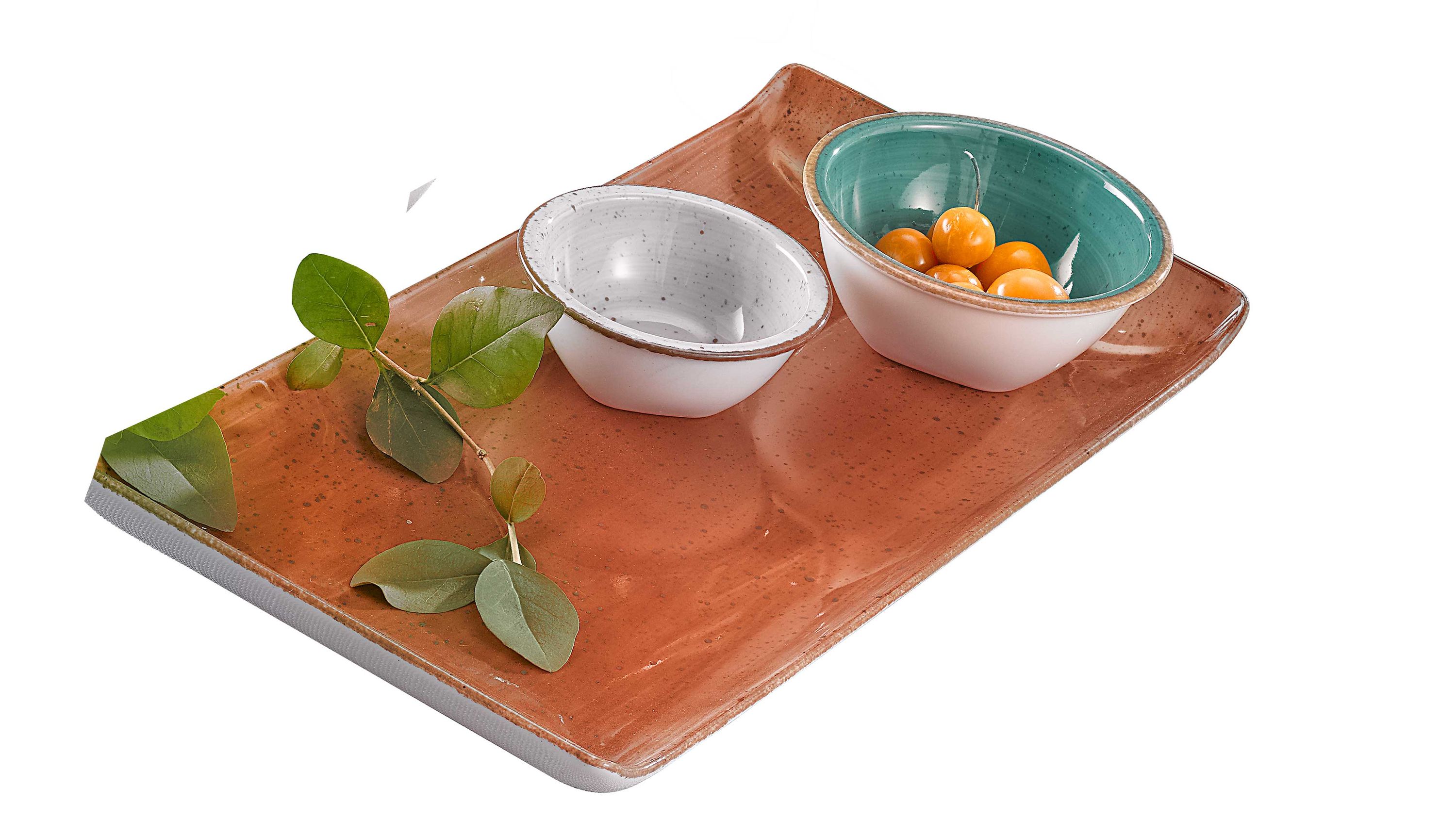 Rechteckige braune Porzellanplatte mit zwei kleinen Schalen eine weiß eine grün mit gelben Kirschtomaten und grünem Blatt