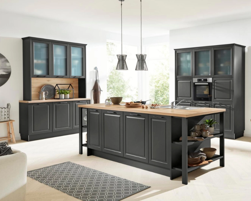 Elegante Küche in Schwarz mit Kücheninsel Kontrastreiche Küche mit schwarzen Fronten, heller Arbeitsplatte und gemütlicher Beleuchtung