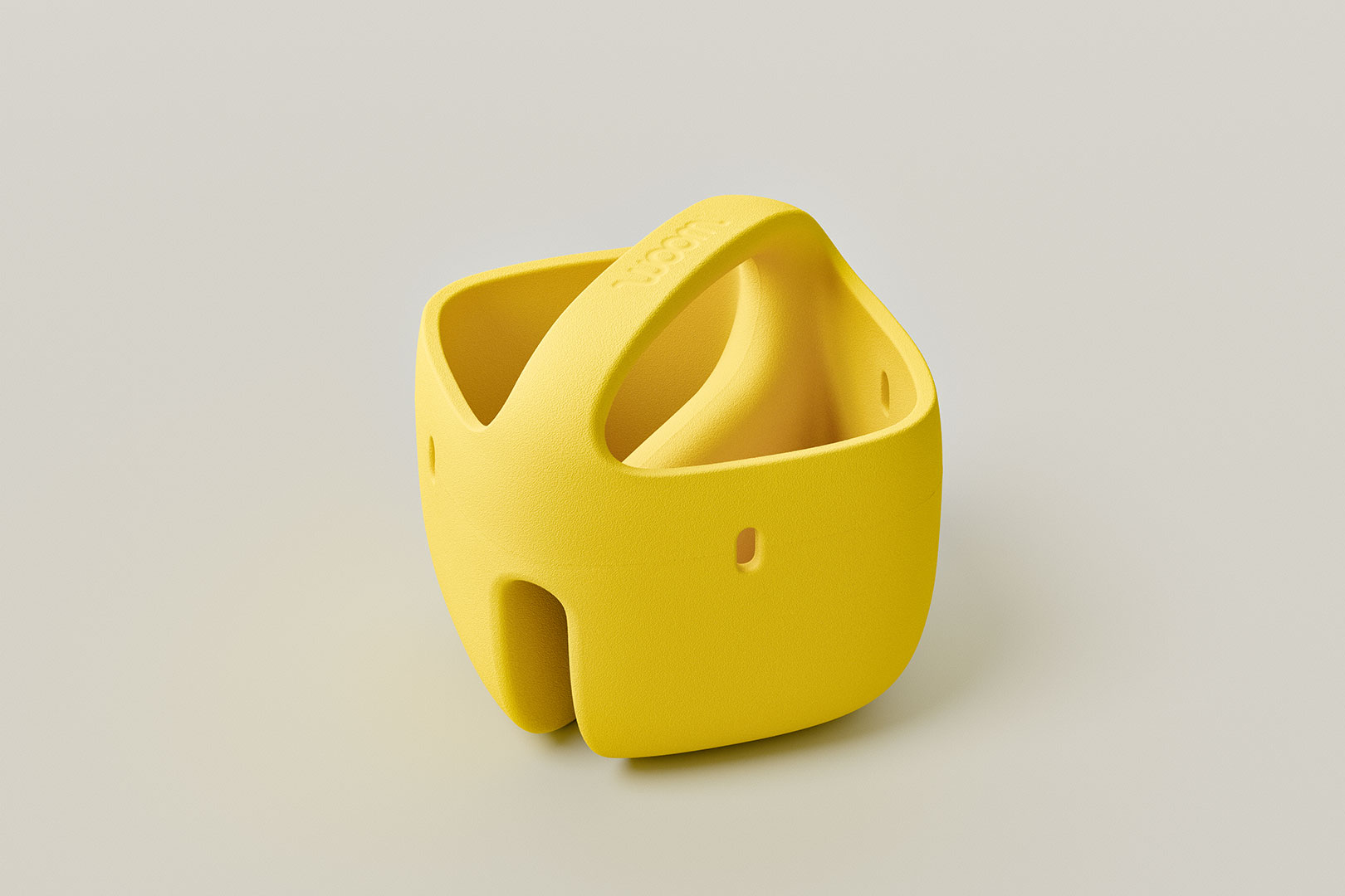 Gelber Stifthalter mit abgerundeten Ecken und mehreren Öffnungen für Schreibutensilien.