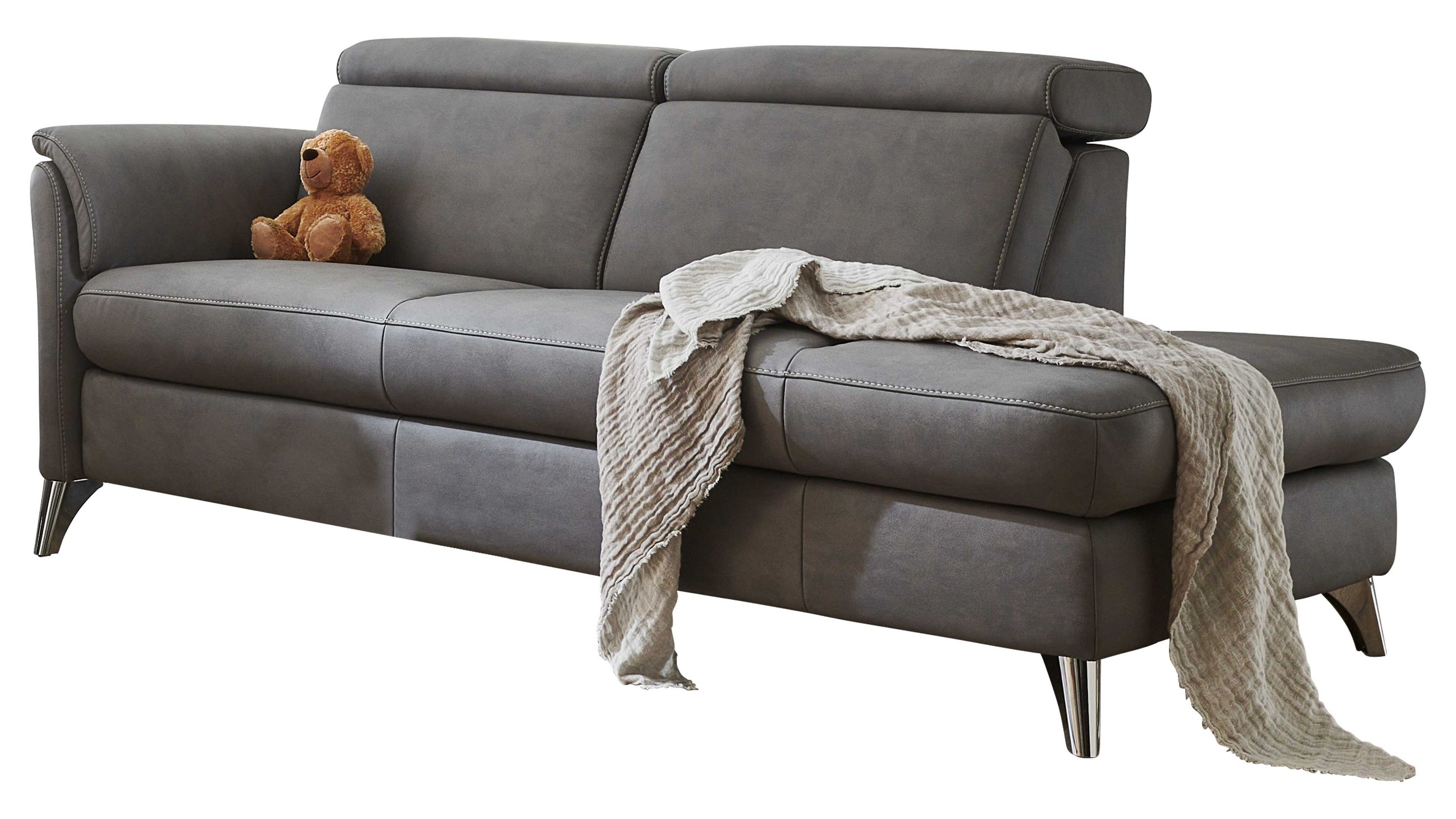 Graue Recamiere mit verstellbarer Rückenlehne und Metallfüßen mit Kuscheltier und Decke belegt