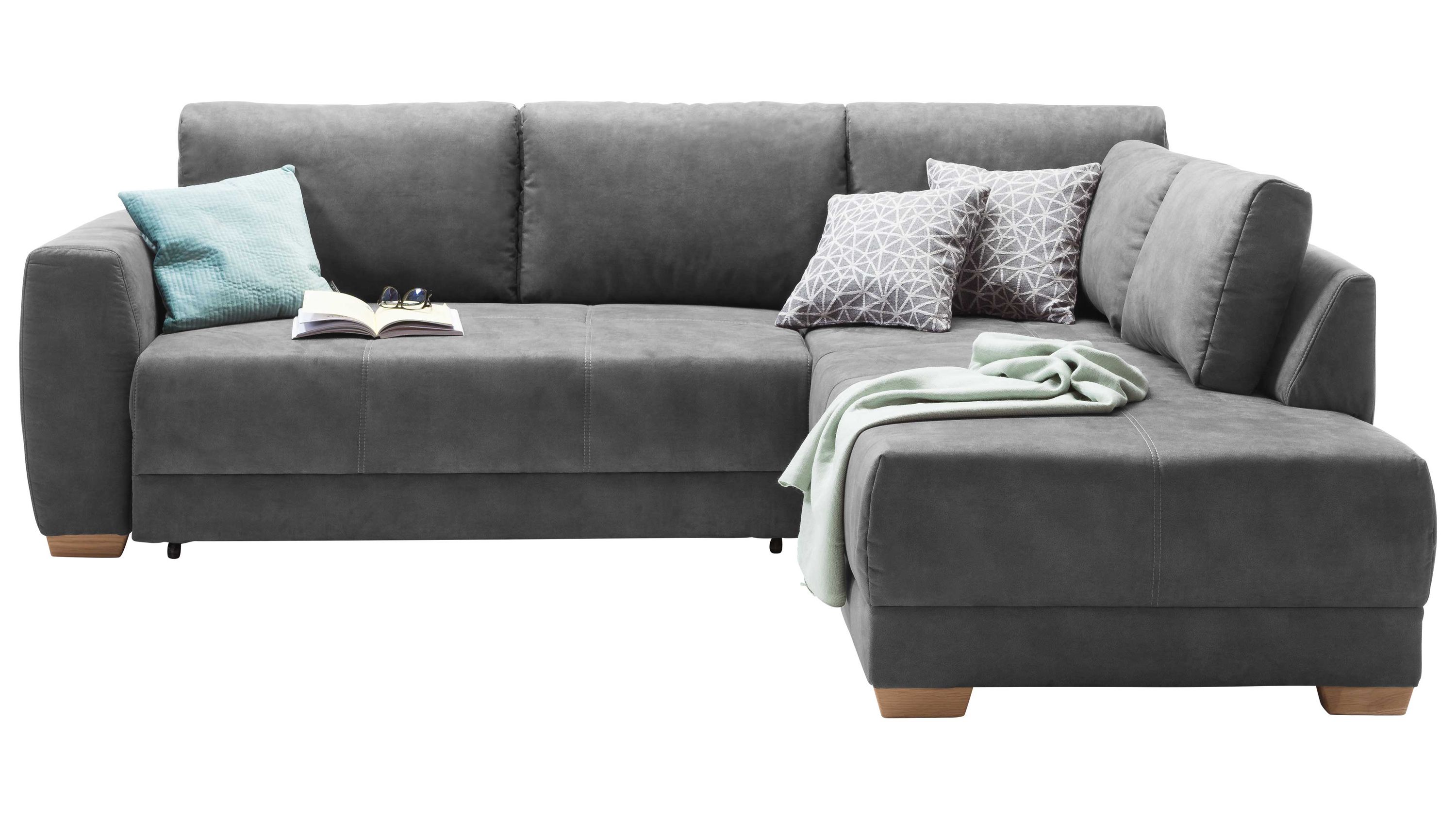 Ecksofa mit anthrazitfarbenem Stoffbezug und hellen Holzfüßen mit Rückenkissen und Zierkissen