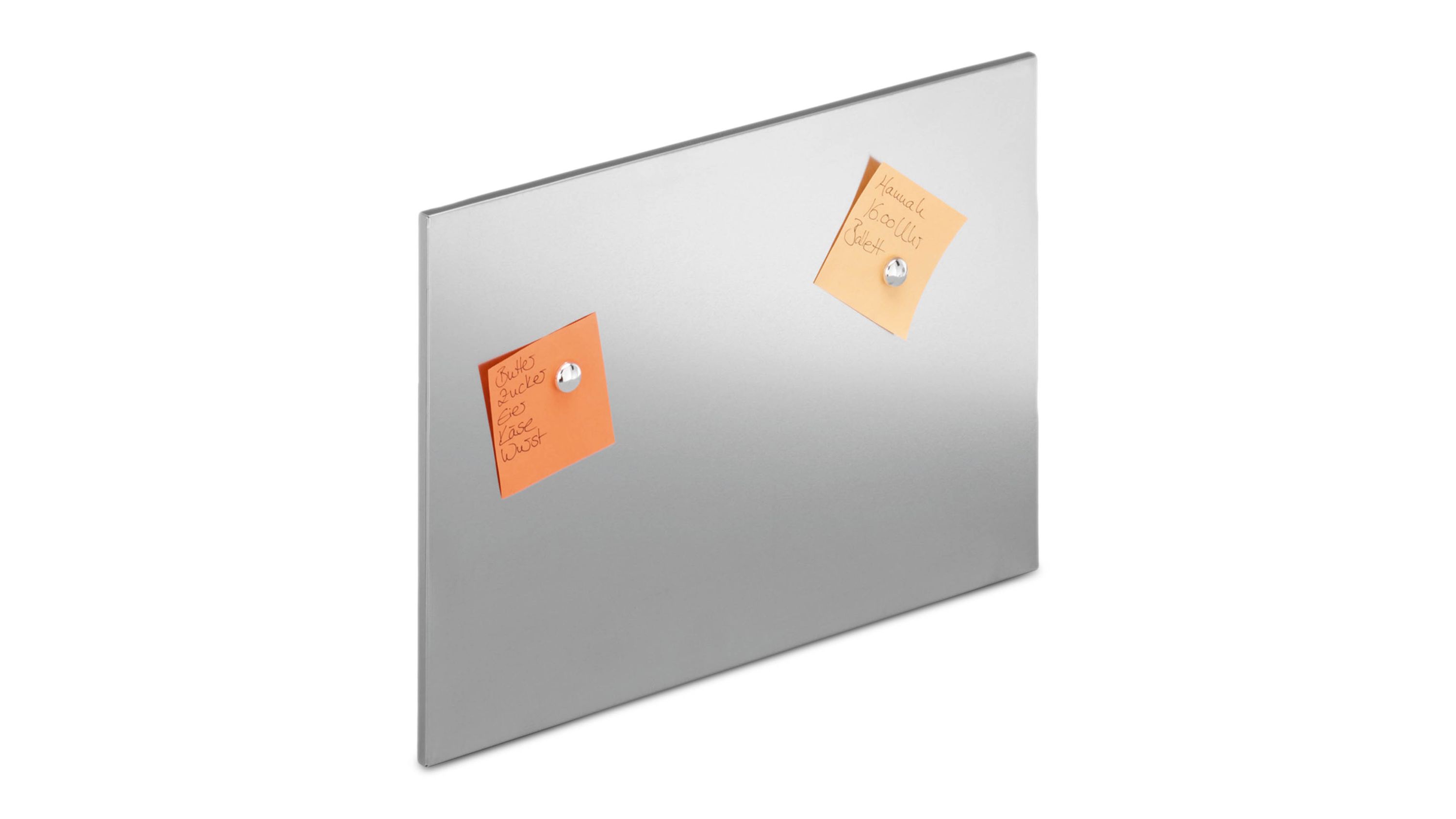 Rechteckige Magnettafel aus gebürstetem Metall mit zwei orangefarbenen Notizzetteln