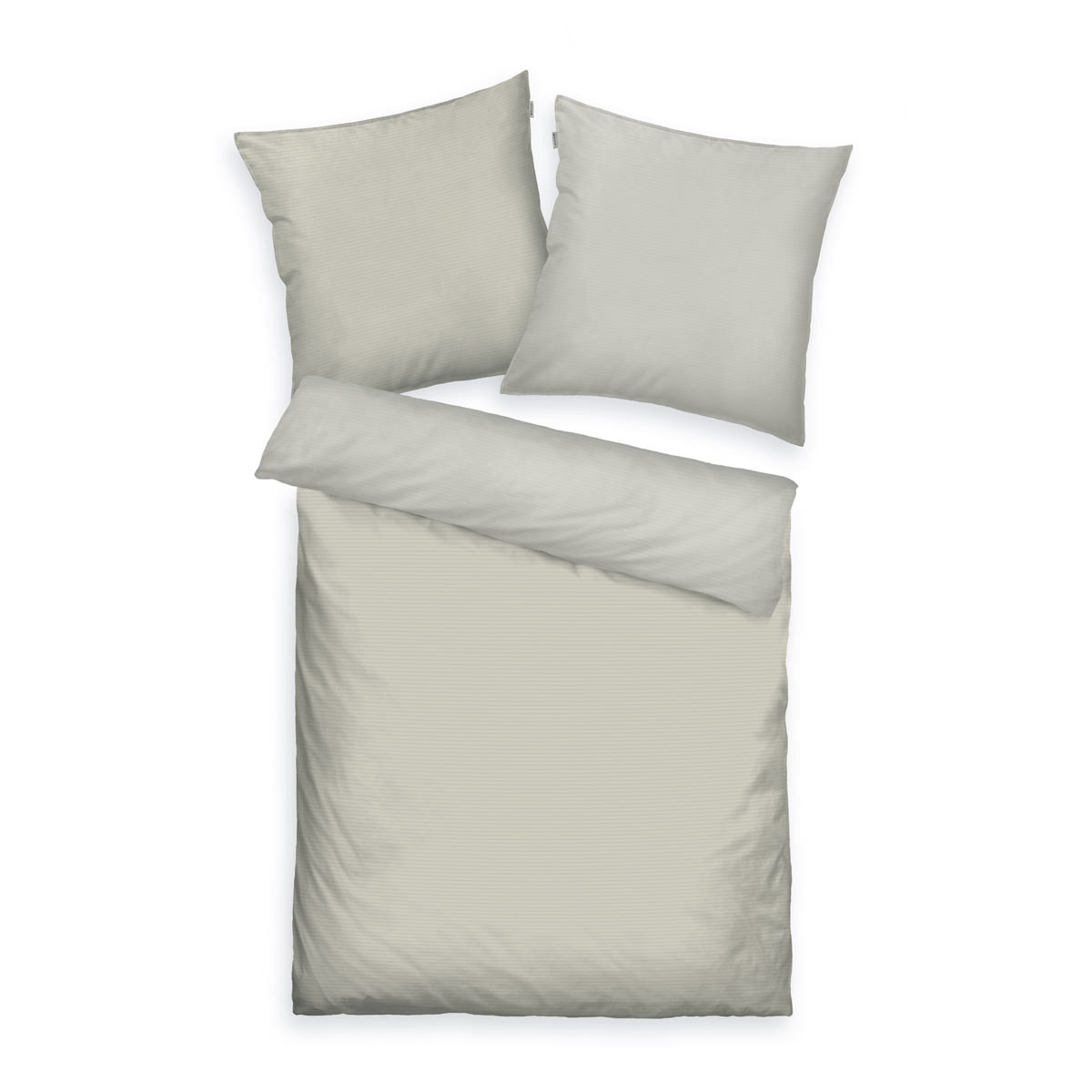 Draufsicht auf Bett mit zwei Kissen & Decke beige/hellbraun Satin-Bettwäsche beidseitig