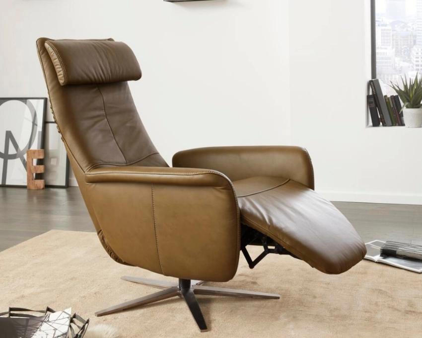 Komfortabler Relaxsessel mit Fußablage und edlem Design für stilvolle Entspannung im Wohnbereich. Ergonomischer Relaxsessel in Lederoptik mit Fußstütze, Sternfußgestell und hoher Rückenlehne auf Teppichboden