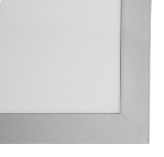 Deckenleuchte, Silber Nahaufnahme flacher quadratischer Deckenleuchte mit silbernem Rahmen und weißer Kunststofffläche