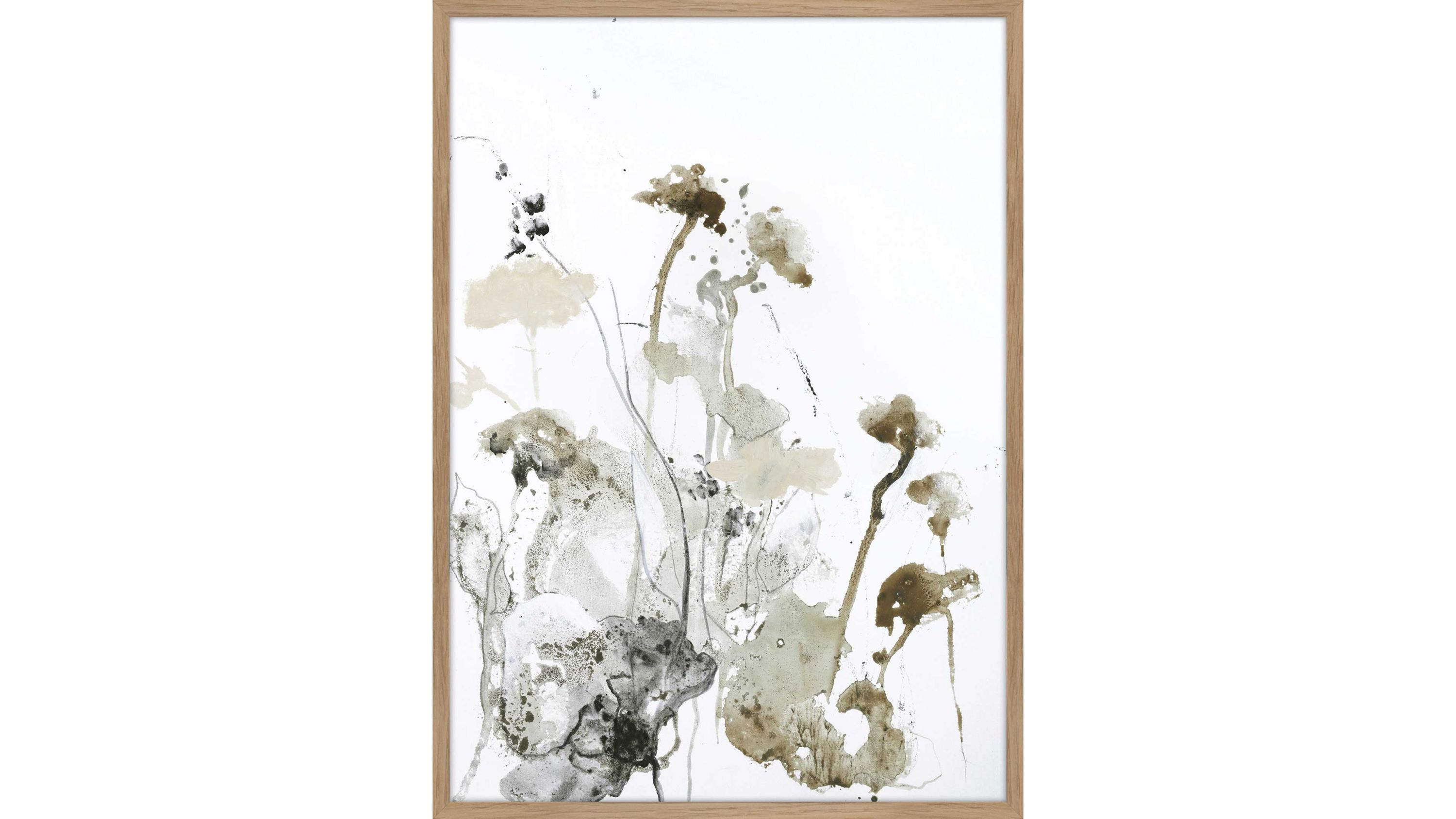 Poster mit abstraktem Motiv von Wildblumen in Grautönen und Braun mit hellem Holzrahmen