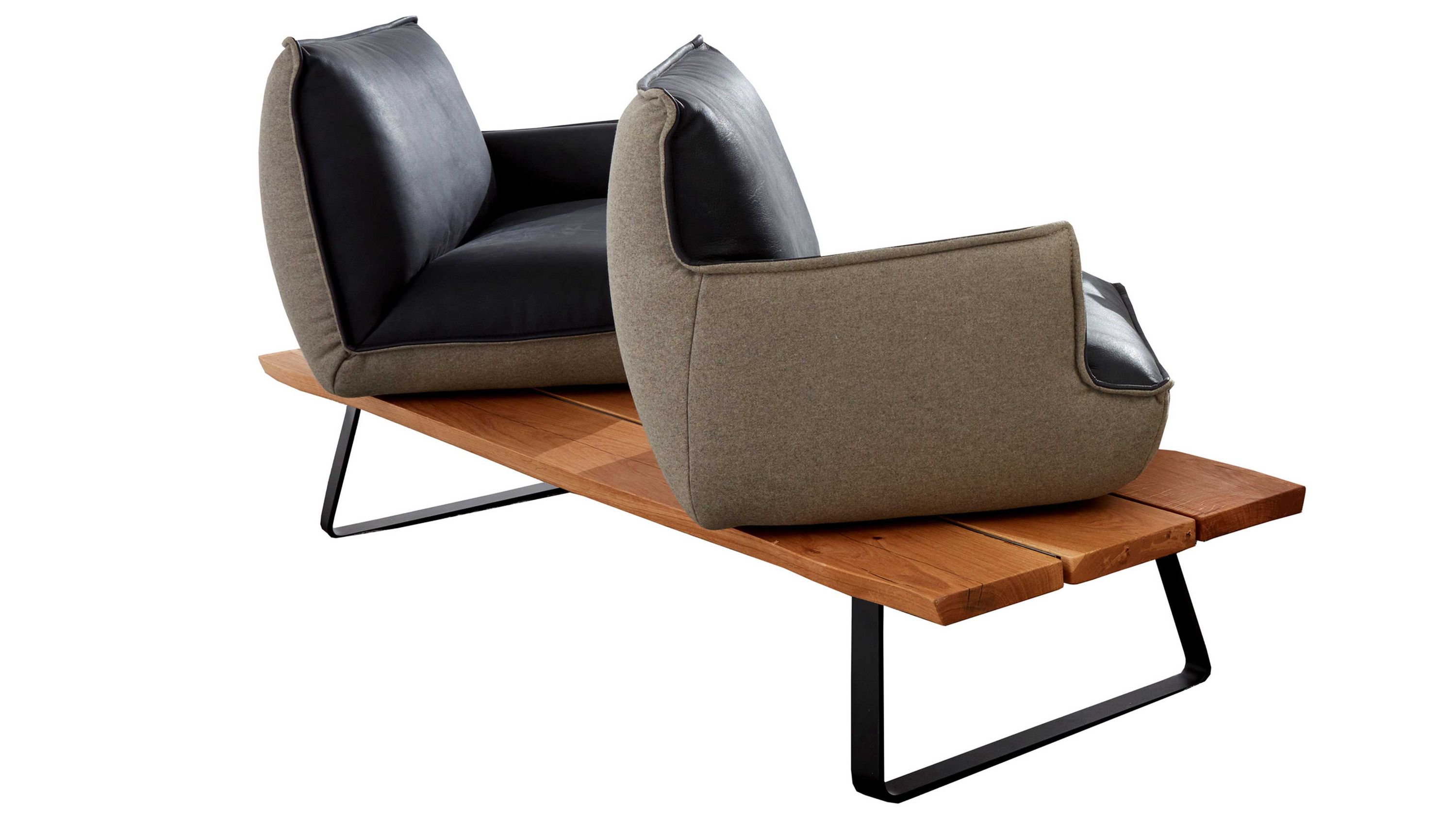 Zweisitziges Sofa mit dunklen Lederpolstern und hellbraunem Stoffbezug auf Holzbasis mit Metallbeinen