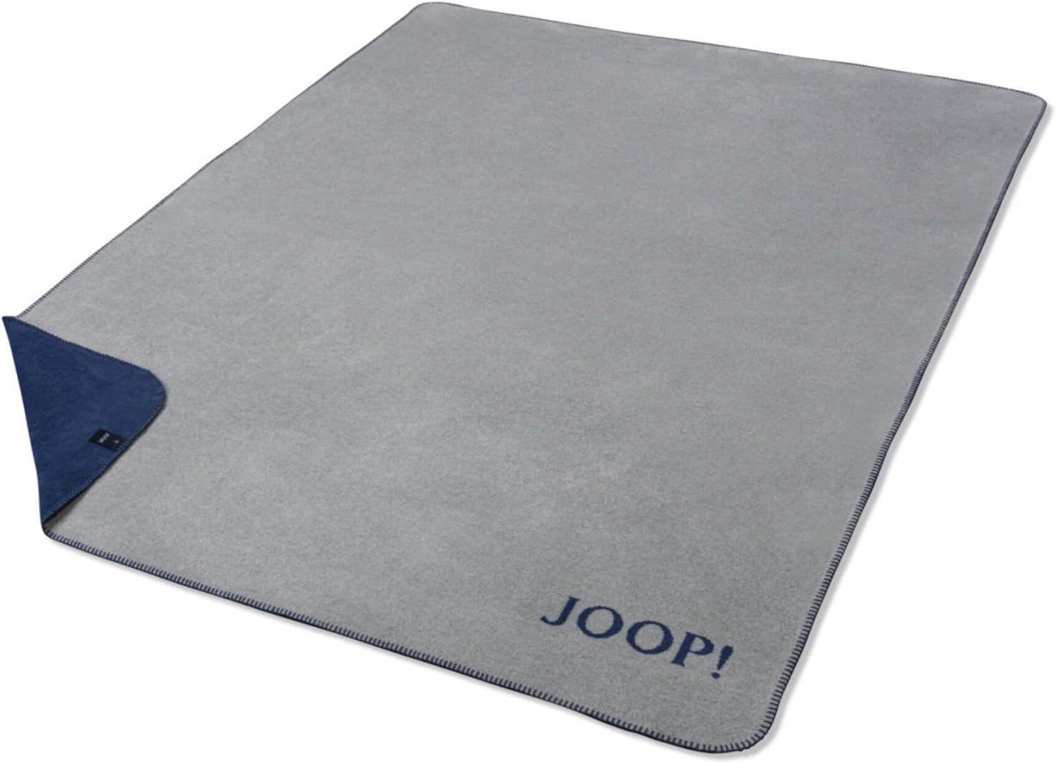 Zweiseitige Kuscheldecke graue und blaue Seite sichtbarer JOOP!-Schriftzug unten rechts von oben rechts fotografiert