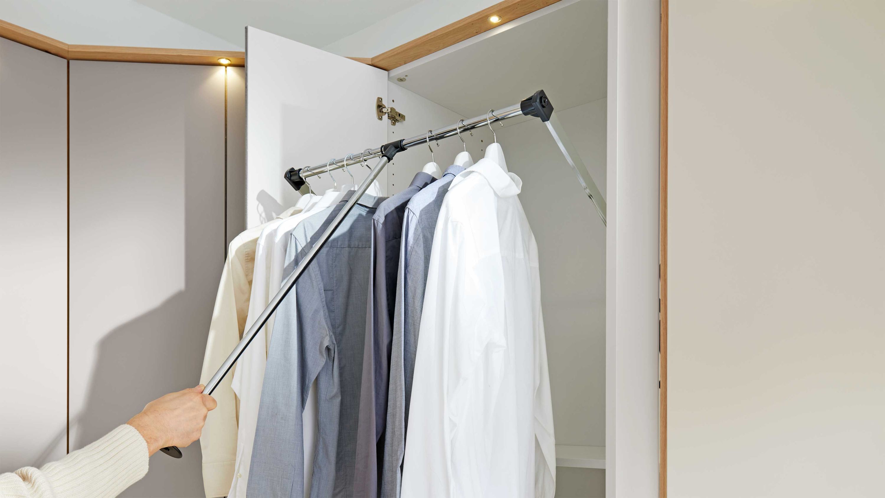 Interliving Kleiderschrank Serie 1207  Kleiderlift manuell