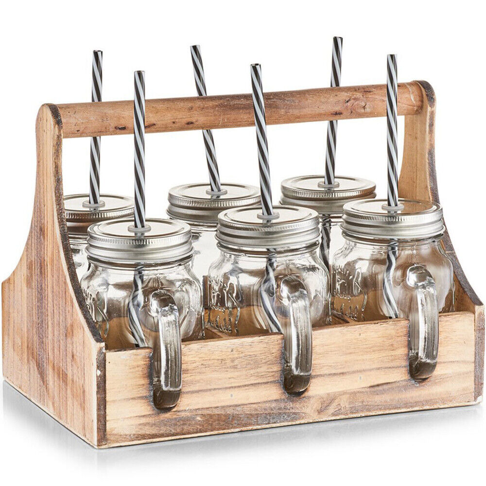 Siebenteiliges Trinkgläserset im Mason-Jar-Stil mit Deckeln und Strohhalmen im Holzträger leicht erhöht fotografiert