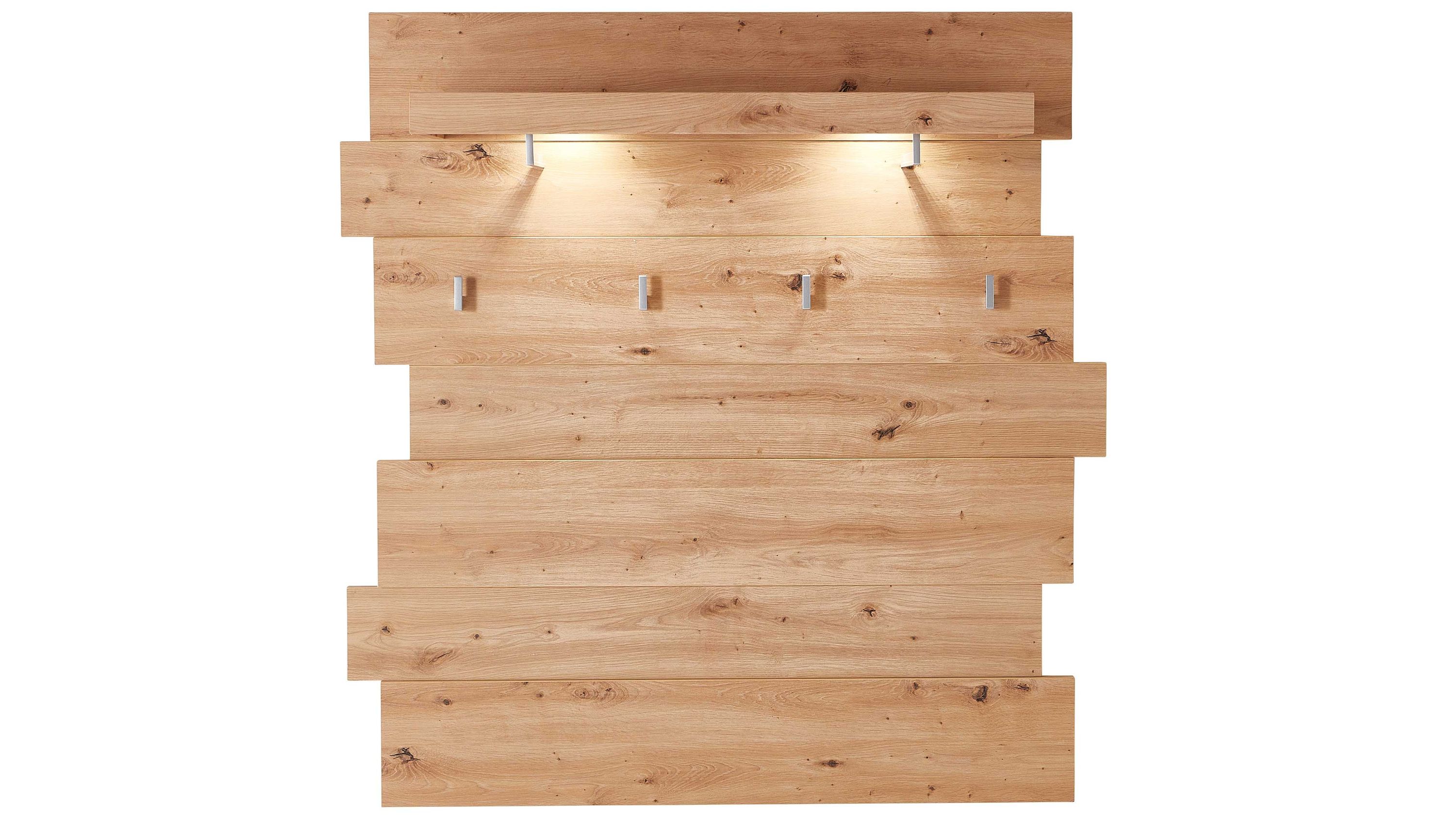 Wandgarderobe aus hellbraunen Holzpaneelen mit vier Metallhaken und zwei integrierten Leuchten