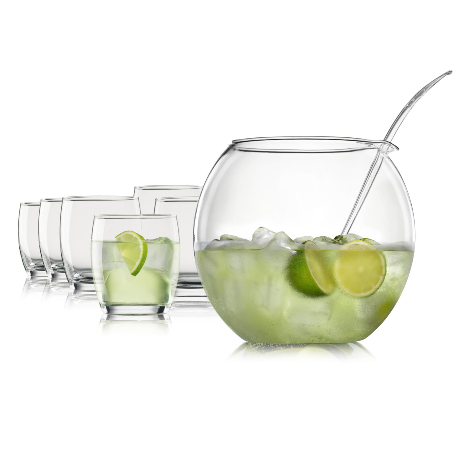 Durchsichtiger Bowle set mit Grüner Eistee mit schaufel und Gläser auf weißem Hitnergrund