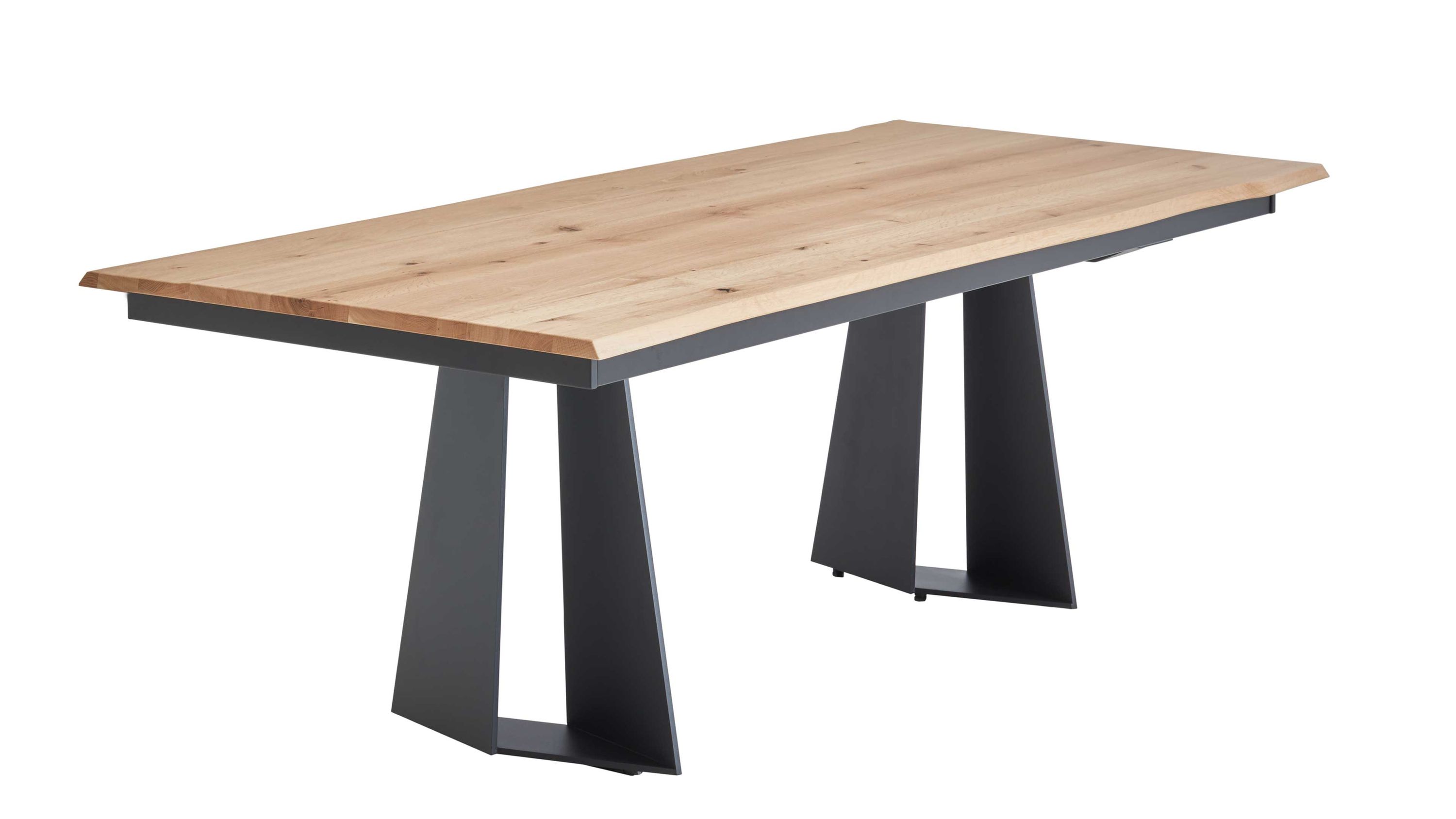 Esstisch mit heller Holzplatte und anthrazitfarbenen Beinen Rechteckiger Esstisch mit heller Holzplatte und zwei trapezförmigen anthrazitfarbenen Tischbeinen