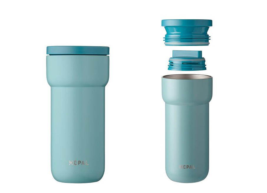 Zwei türkisfarbene Thermobecher nebeneinander einer mit geöffnetem Deckel in Einzelteilen freigestellt dargestellt