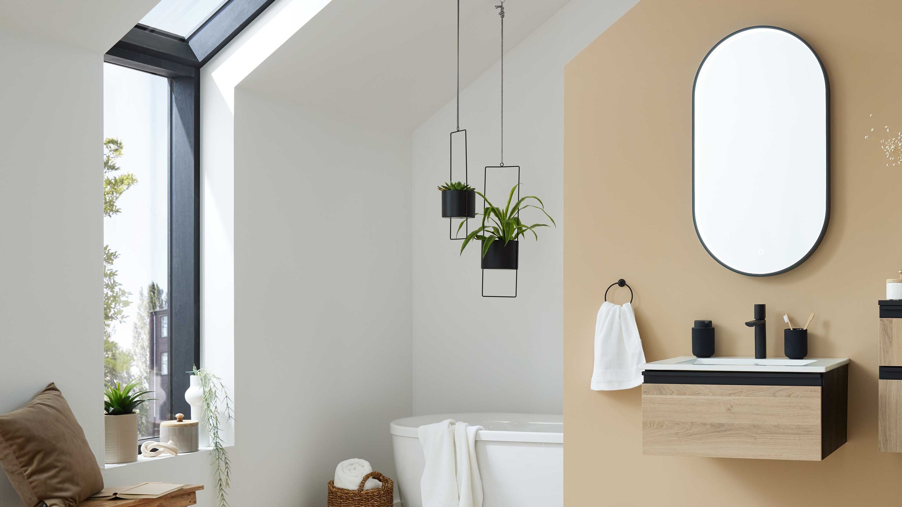 Dreiteiliges Badmöbel-Set in naturfarbener Holzoptik Dreiteiliges Badmöbel-Set mit wandhängendem Waschbeckenunterschrank und Spiegel in naturfarbener Holzoptik