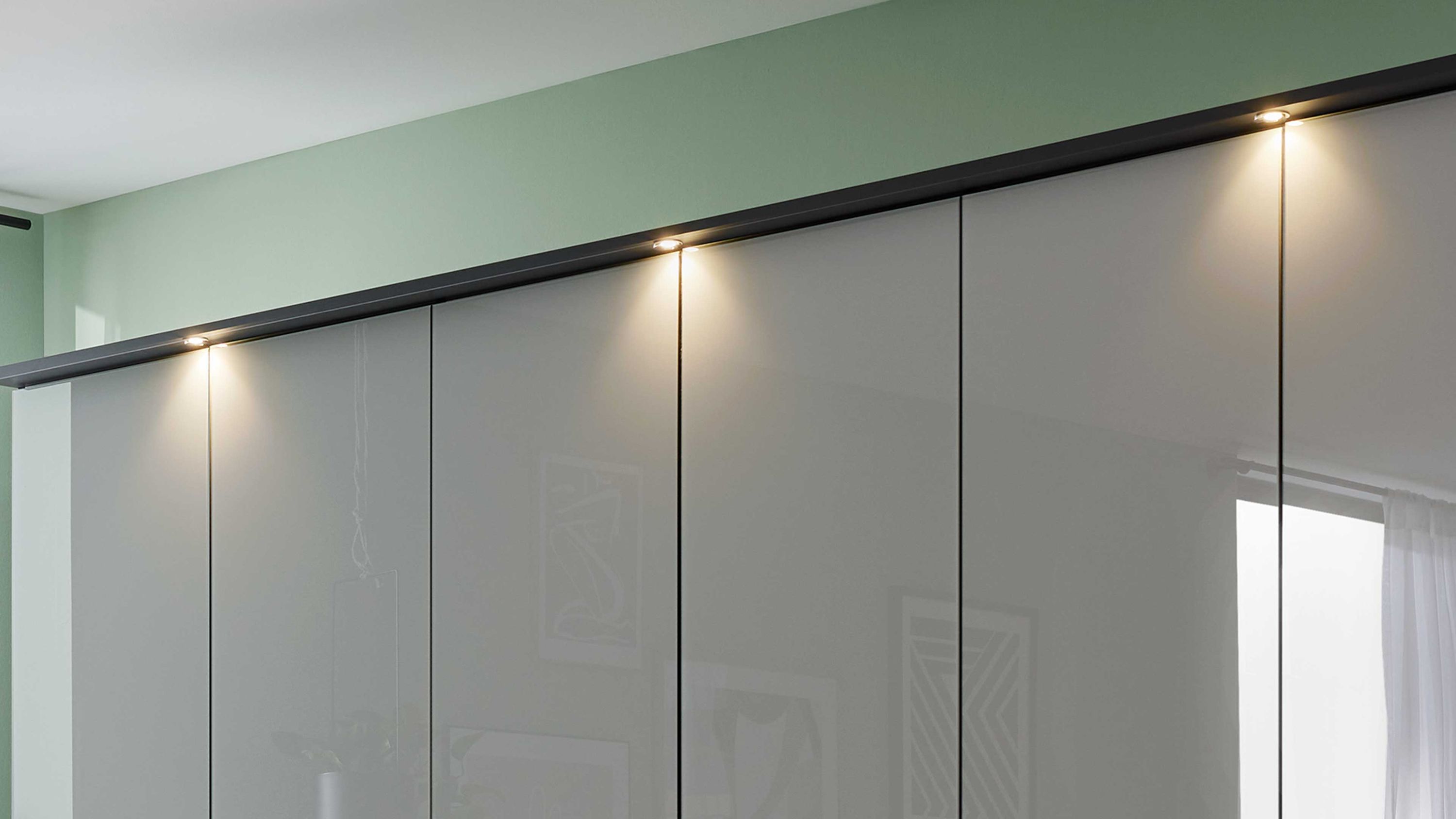 Dreiteiliger weißer Kleiderschrank mit LED-Beleuchtung Dreiteiliger Kleiderschrank mit glatten weißen Türen und integrierter Beleuchtung oben