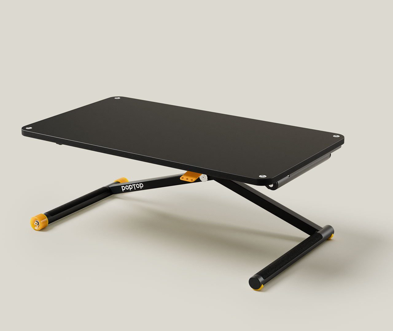 Schwarzer höhenverstellbarer Schreibtisch in niedrigster Position mit Z-Gestell und gelben Akzenten.