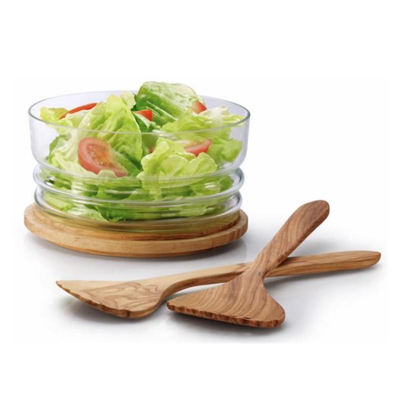 Zweiteilige Continenta Käseglocke mit Holzuntersetzer und Glasdeckel  als Salatschüssel genutzt  daneben Salatbesteck