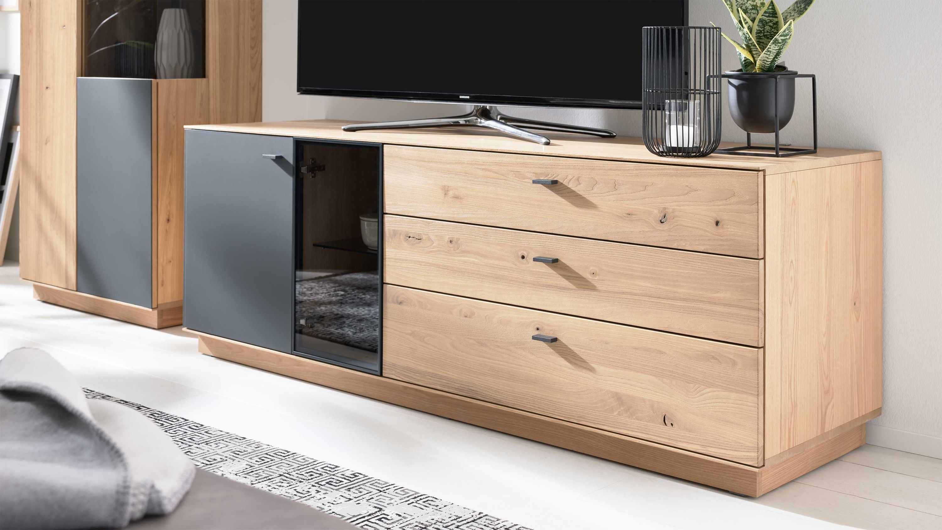 Interliving Wohnzimmer Serie 2025 - Lowboard 31 Wildeiche, Anthrazit & Kork - Breite ca. 175 cm