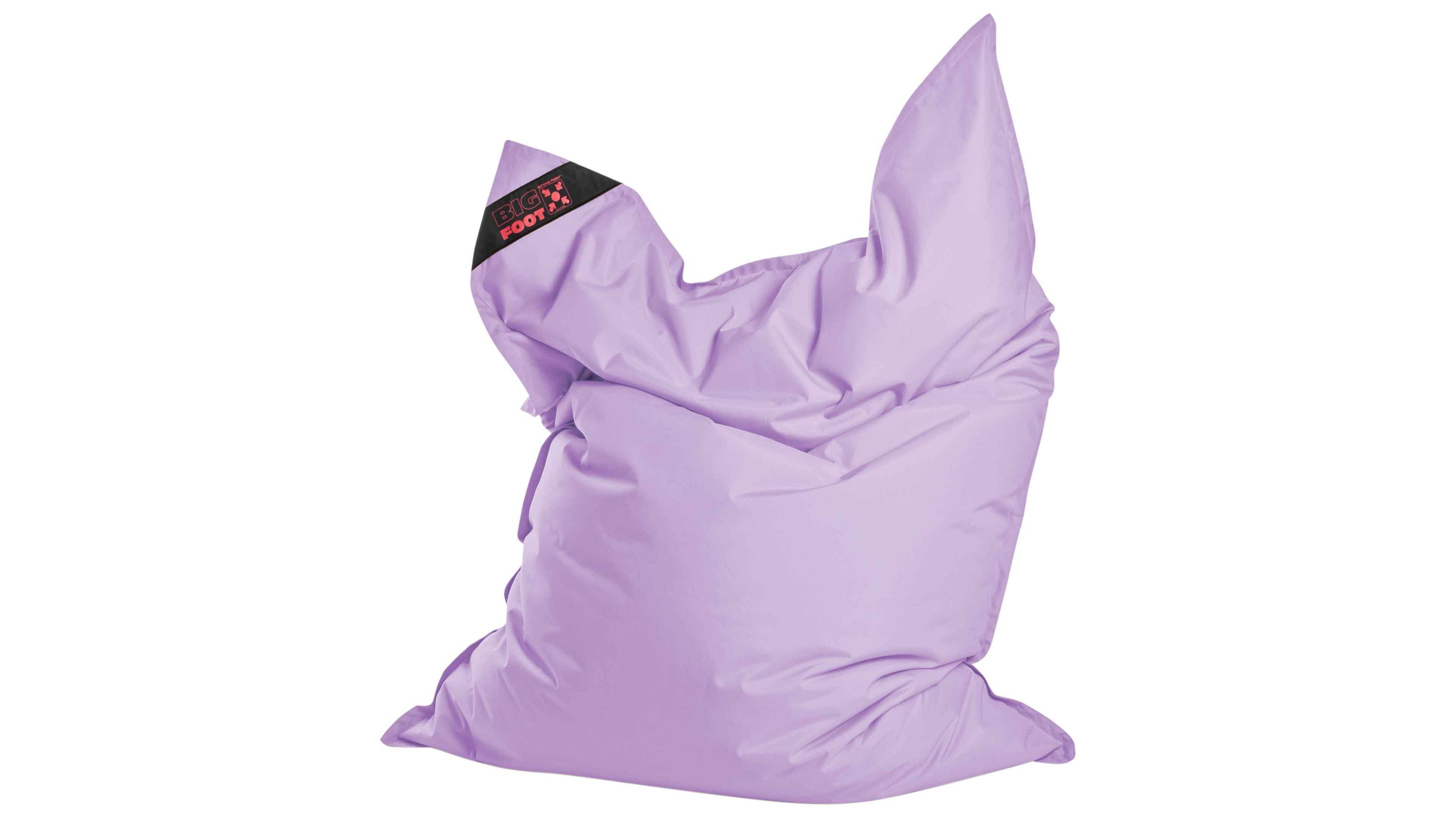 Großer Sitzsack in flieder mit unregelmäßiger Form und sichtbarem schwarzen Etikett