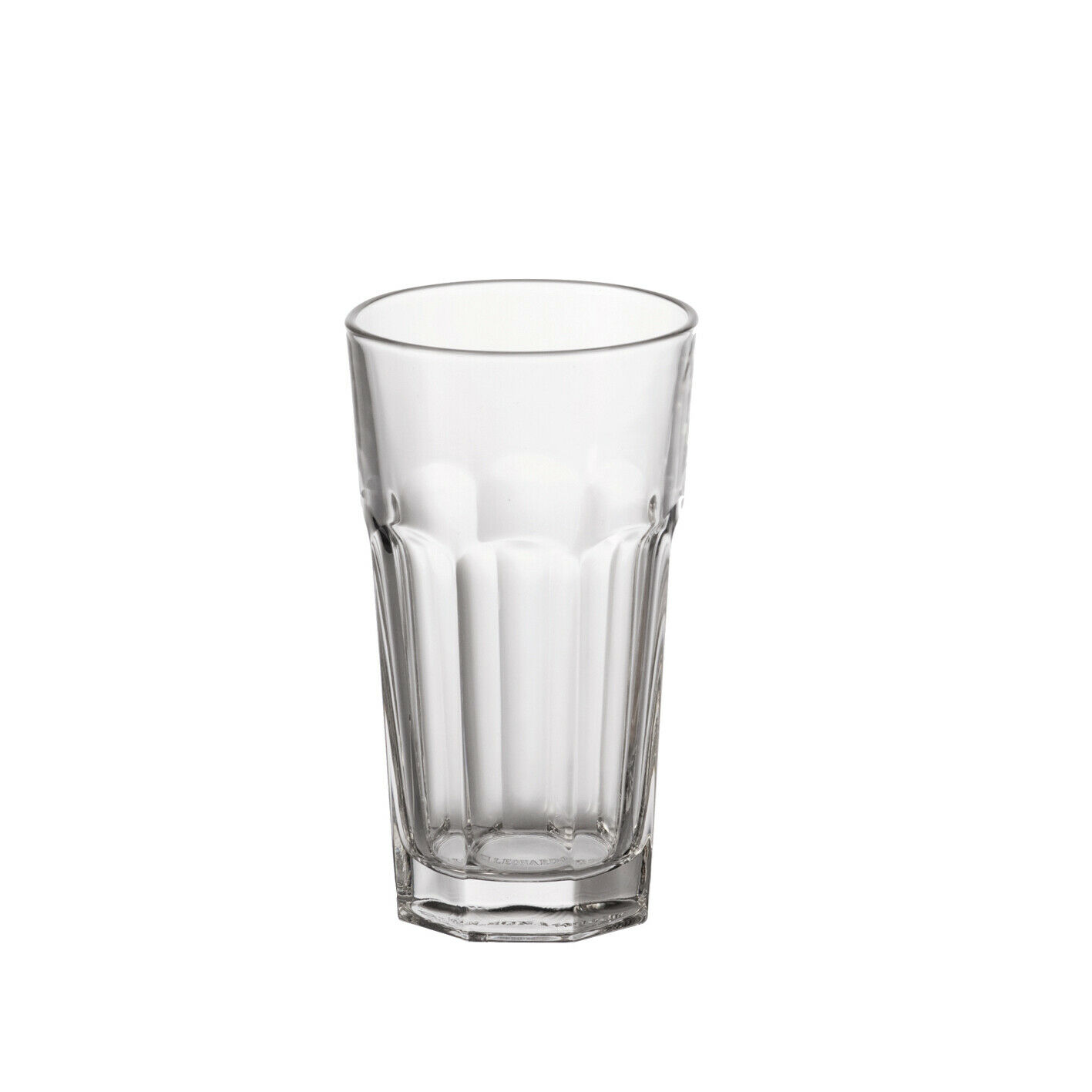 Leeres, klares Glas mit Rillen im unteren Bereich, leicht konisch geformt, frontal aufgenommen.