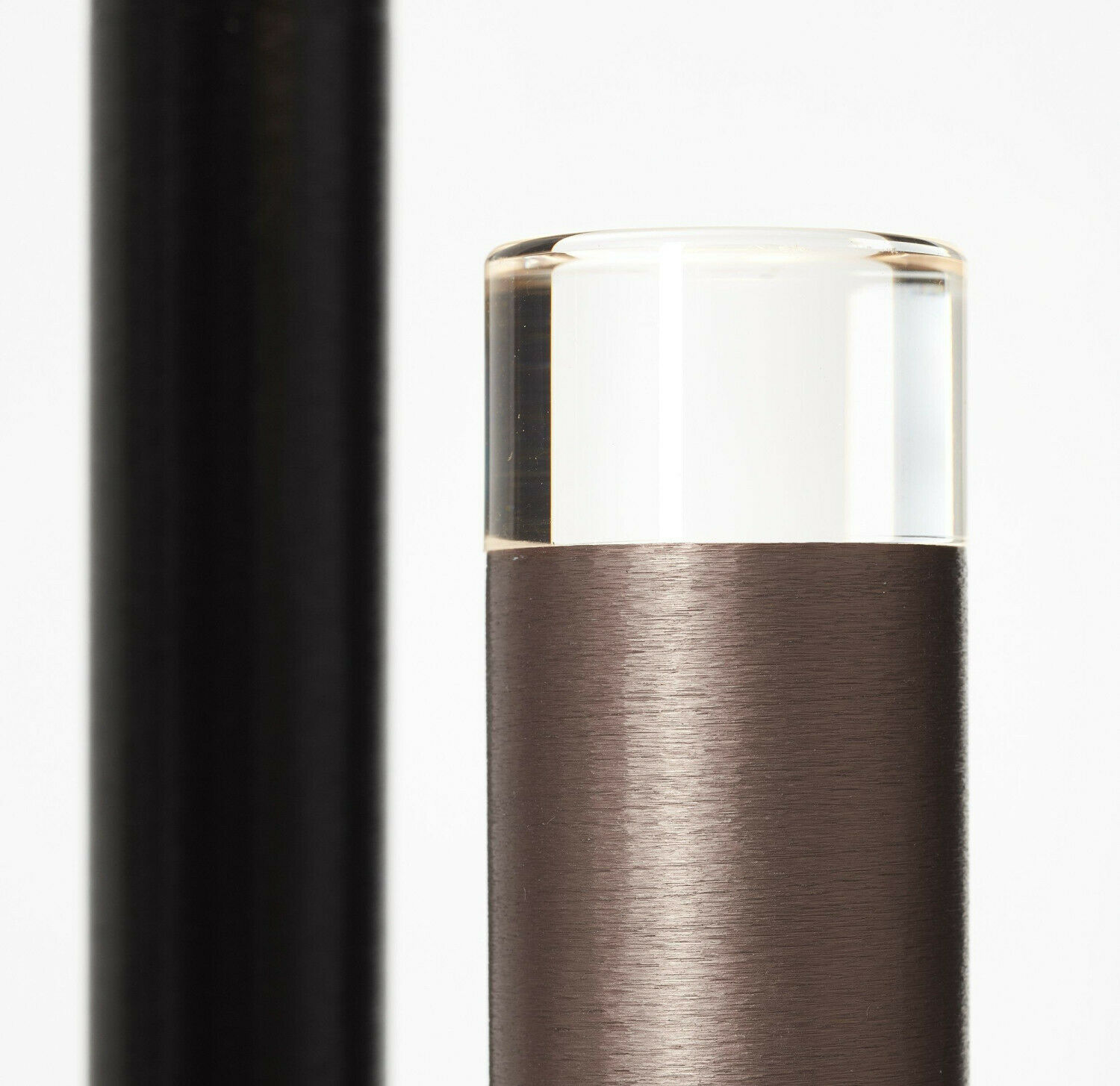 Detailansicht der Stehleuchte mit braunem Zylinderfuß und transparentem Element  modernes Design in Silbergrau