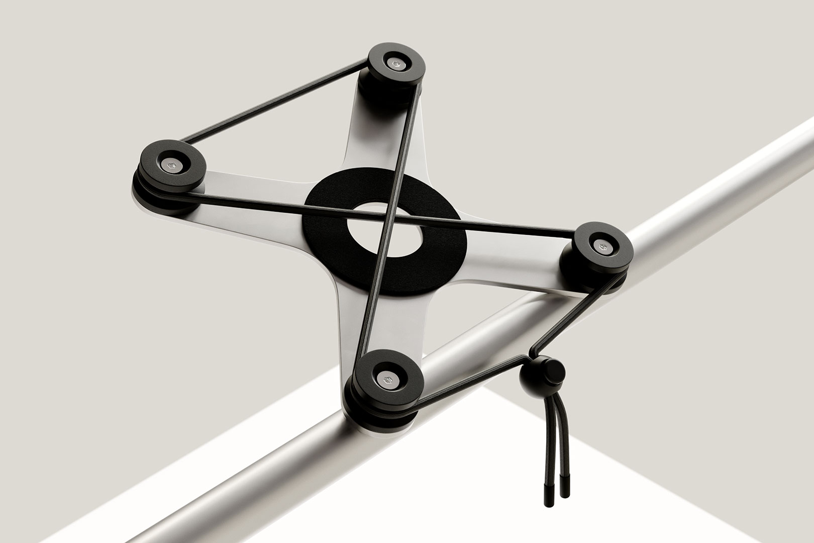 Detailansicht der Halterung einer Aluminium-Schreibtischlampe mit drei Pads und elastischen Bändern.
