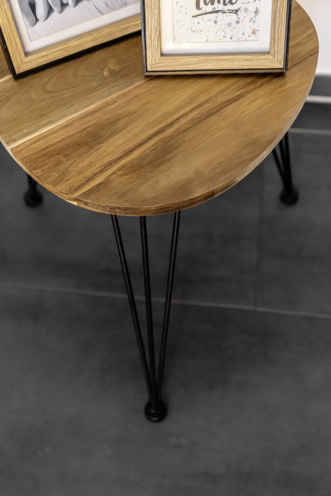 Beistelltisch, stabiles Dreieckdesign Beistelltisch mit dreieckiger Holzplatte drei Metallbeinen dekoriert mit Bilderrahmen Vogelperspektive