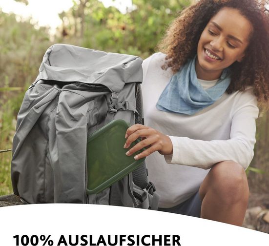 Frontalansicht erhöhte Position grüne Frischhaltedose neben grauem Rucksack Text 100% auslaufsicher eingeblendet