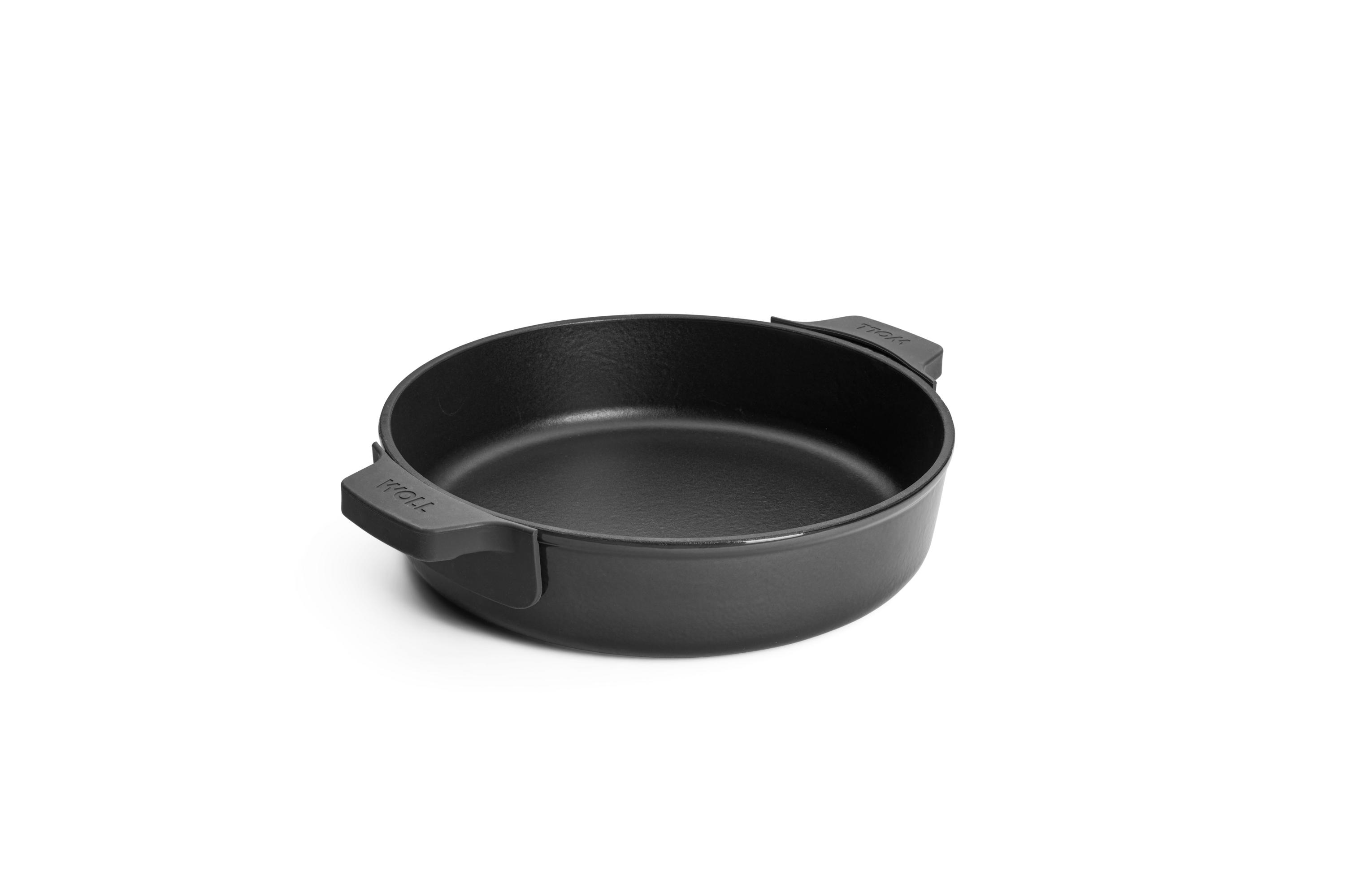 Kochtopf in Carbon Grey mit schwarzen Silikongriffen erhöht von links aufgenommen ohne Deckel auf neutraler Fläche