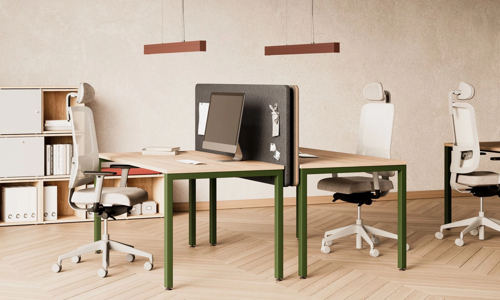 Zweierarbeitsplatz mit Schreibtischen, Trennwand, Monitor und ergonomischen Bürostühlen in modernem Büro mit Holzfußboden