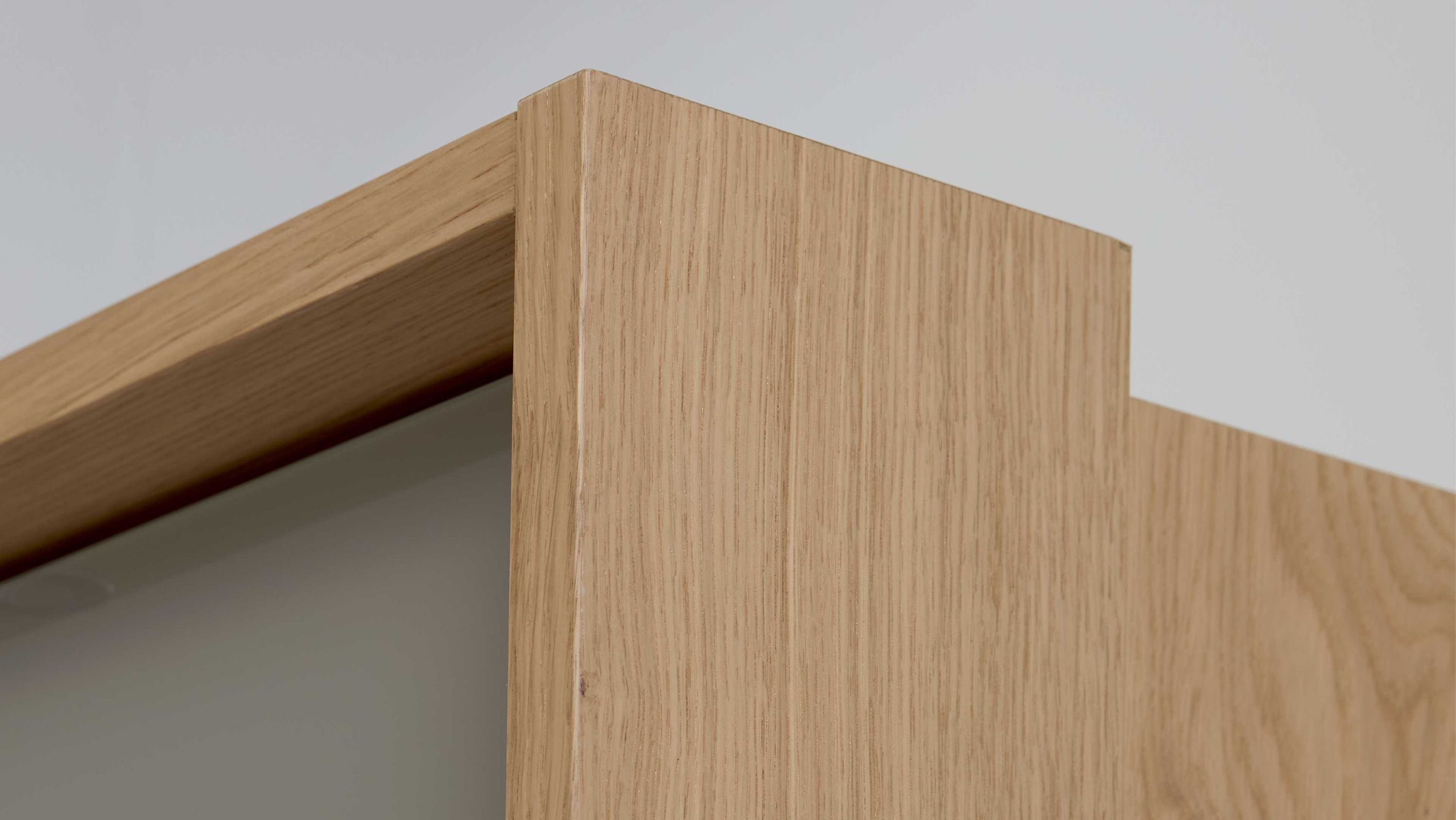 Kleiderschrank mit Holzoptik Eckansicht Eckansicht eines Kleiderschranks mit hellbrauner Holzoptik und glatter Oberfläche