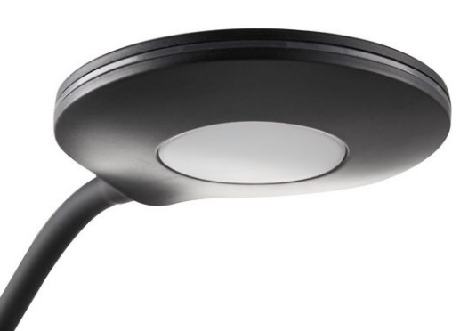 Moderne Lampe in Untersicht Nahaufnahme einer schwarzen Lampe, von unten fotografiert, mit runder Lichtquelle und gebogenem Arm.