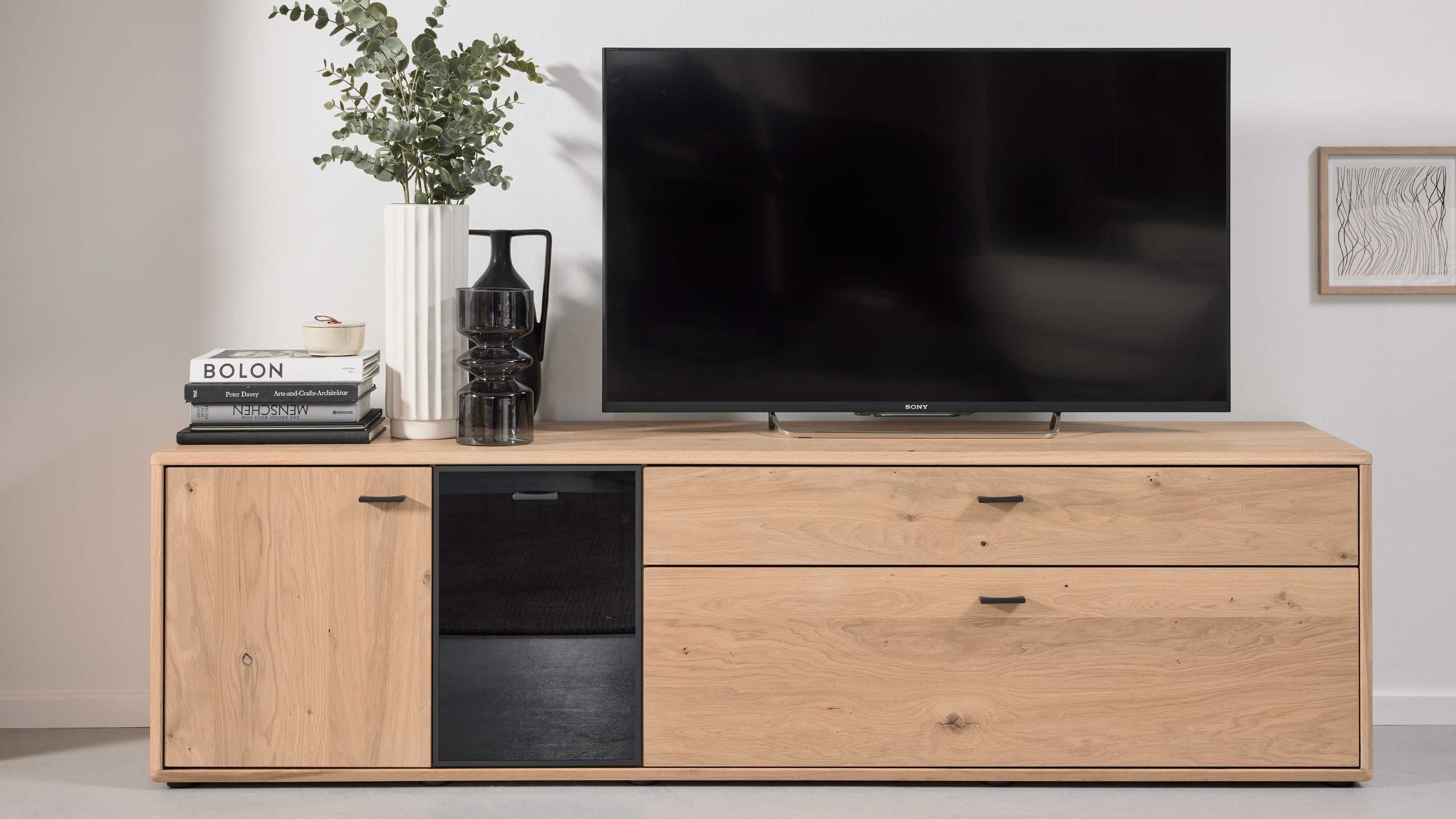 Interliving Wohnzimmer Serie 2024 - TV-Element 03 Eiche & Schwarzglas -zwei Türen, zwei Schubladen, Breite ca. 205 cm
