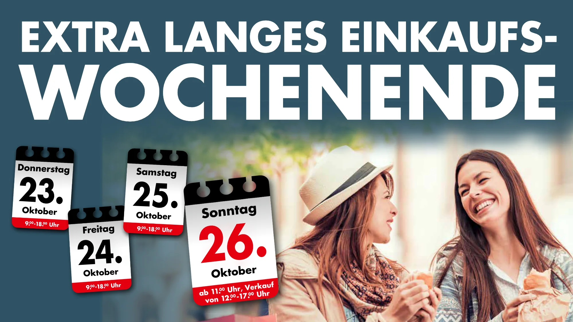 Verkaufsoffenes Wochenende Oktober Werbebanner mit Schriftzug Extra langes Einkaufswochenende und zwei lachenden Frauen im Gespräch.