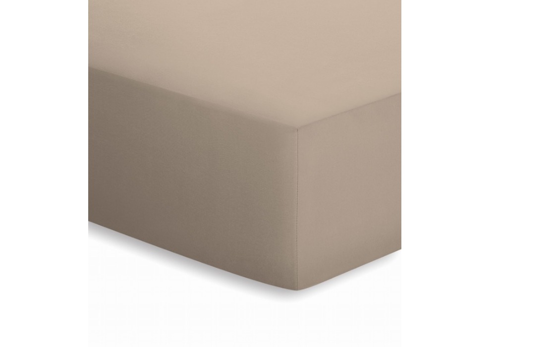 Beigefarbenes Jersey-Elasthan-Topper-Spannbetttuch glatt gespannt über Topper-Ecke schräg von oben fotografiert