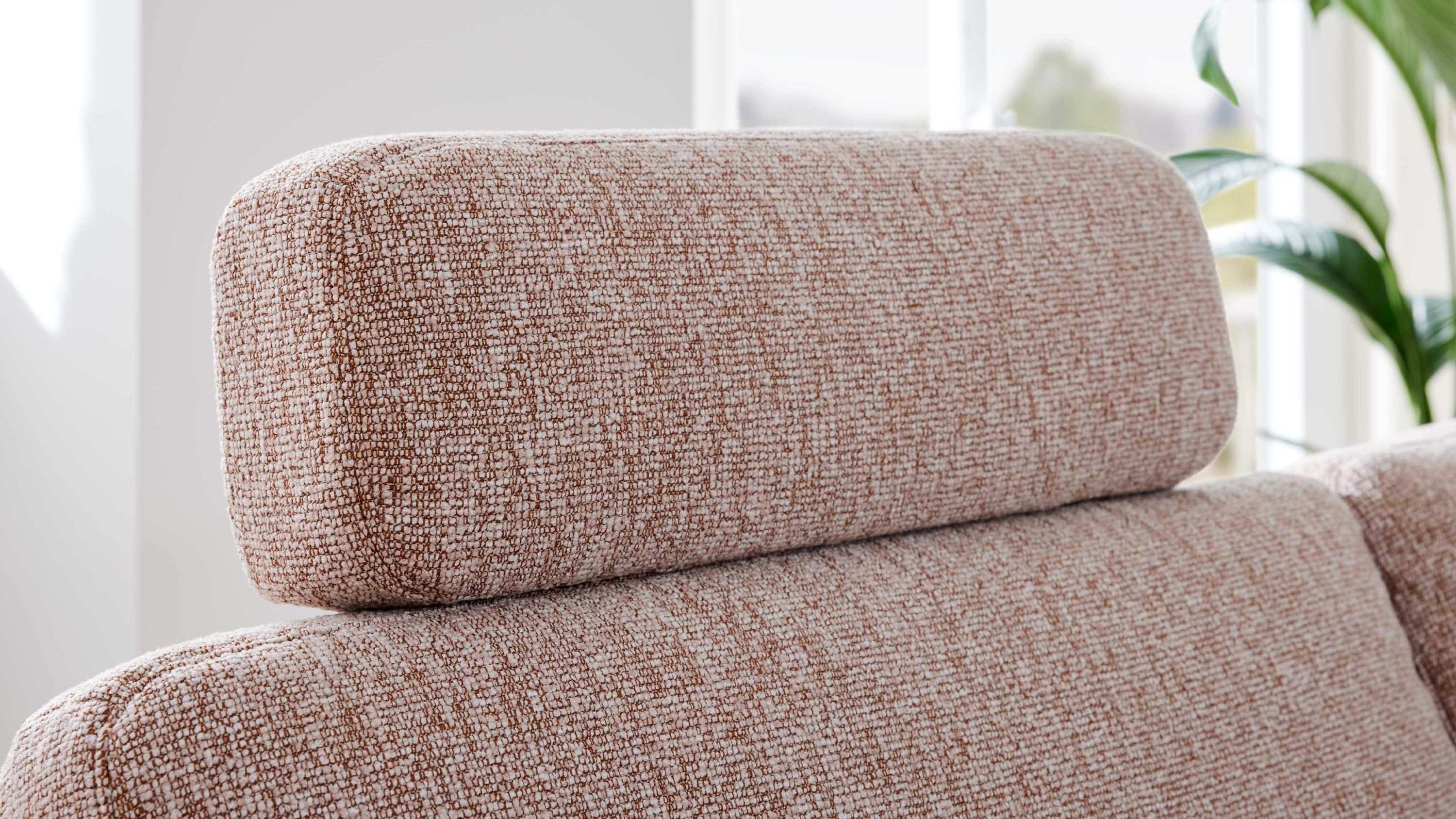 Kopfstütze eines Schlafsofas mit sienafarbenem strukturiertem Webstoff