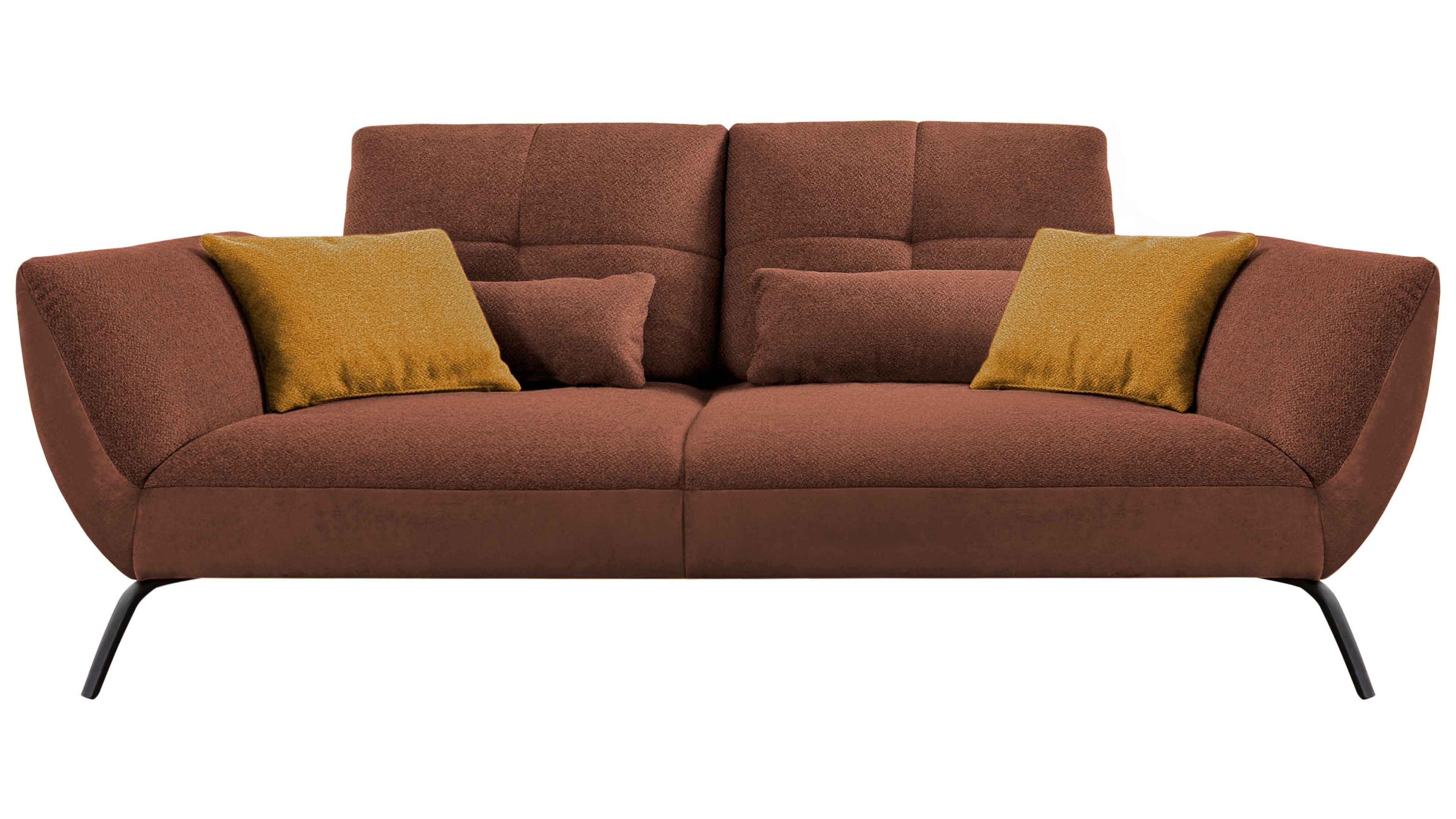 Bigsofa mit kupferfarbenem Stoff und Kissen Bigsofa mit kupferfarbenem Flachgewebe zwei Rückenlehnen zwei gelben Kissen und schwarzen Metallfüßen
