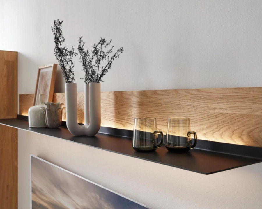 Moderne Regalwand mit Vasen, Dekoobjekten und stilvoller Innenraumgestaltung in neutralen Farbtönen Moderne Regalwand mit Vasen, Dekoobjekten und stilvoller Innenraumgestaltung in neutralen Farbtönen