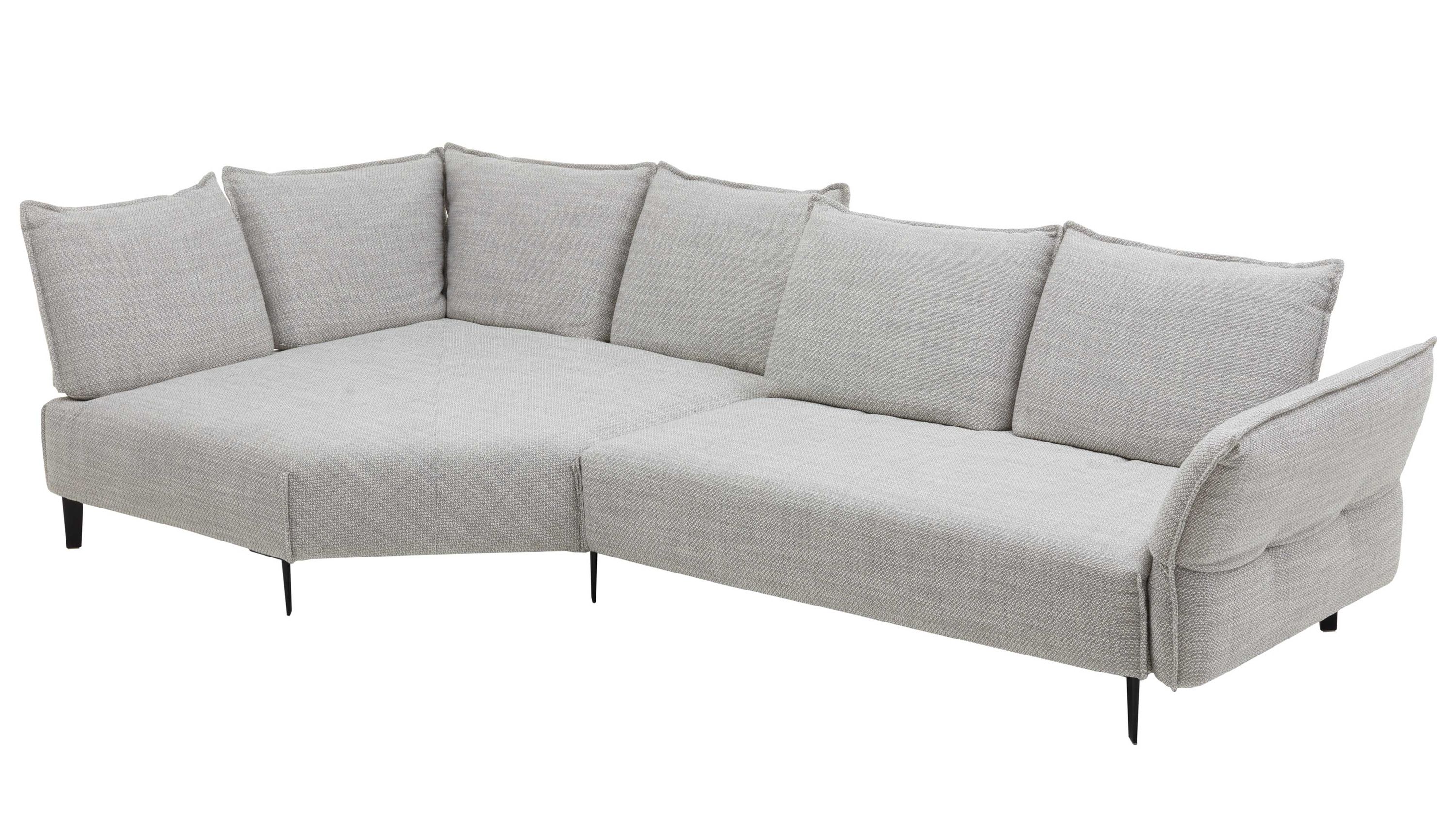 Ecksofa mit silbergrauem Stoffbezug und schwarzen Metallfüßen mit mehreren Rückenkissen