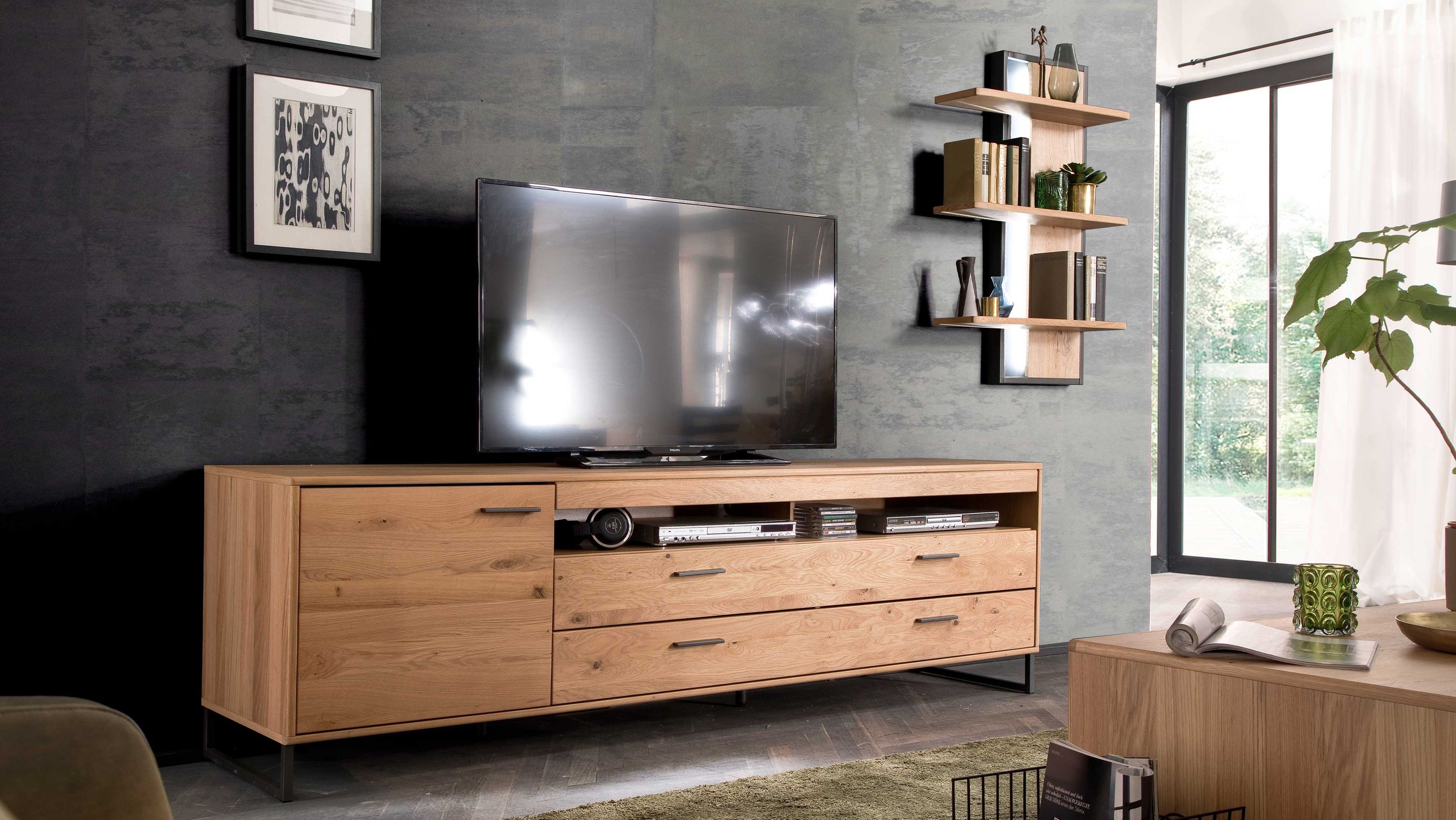 Zweiteilige Wohnkombination mit TV-Board und Wandregal in heller Holzoptik und schwarzen Griffen