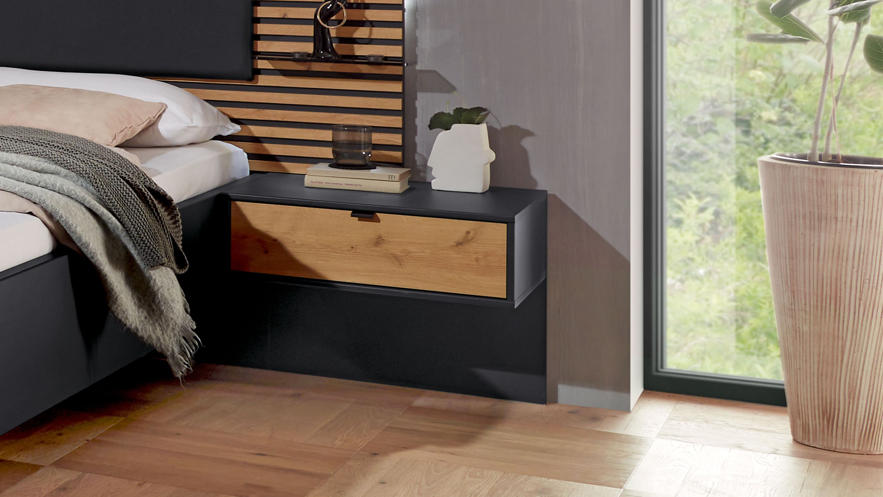 Zweiteiliges Nachtkonsolen-Set in dunkler Farbe mit Holzfront Zweiteiliges Nachtkonsolen-Set mit rechteckiger Form in dunkler Farbe und Holzfront neben Bett und Fenster