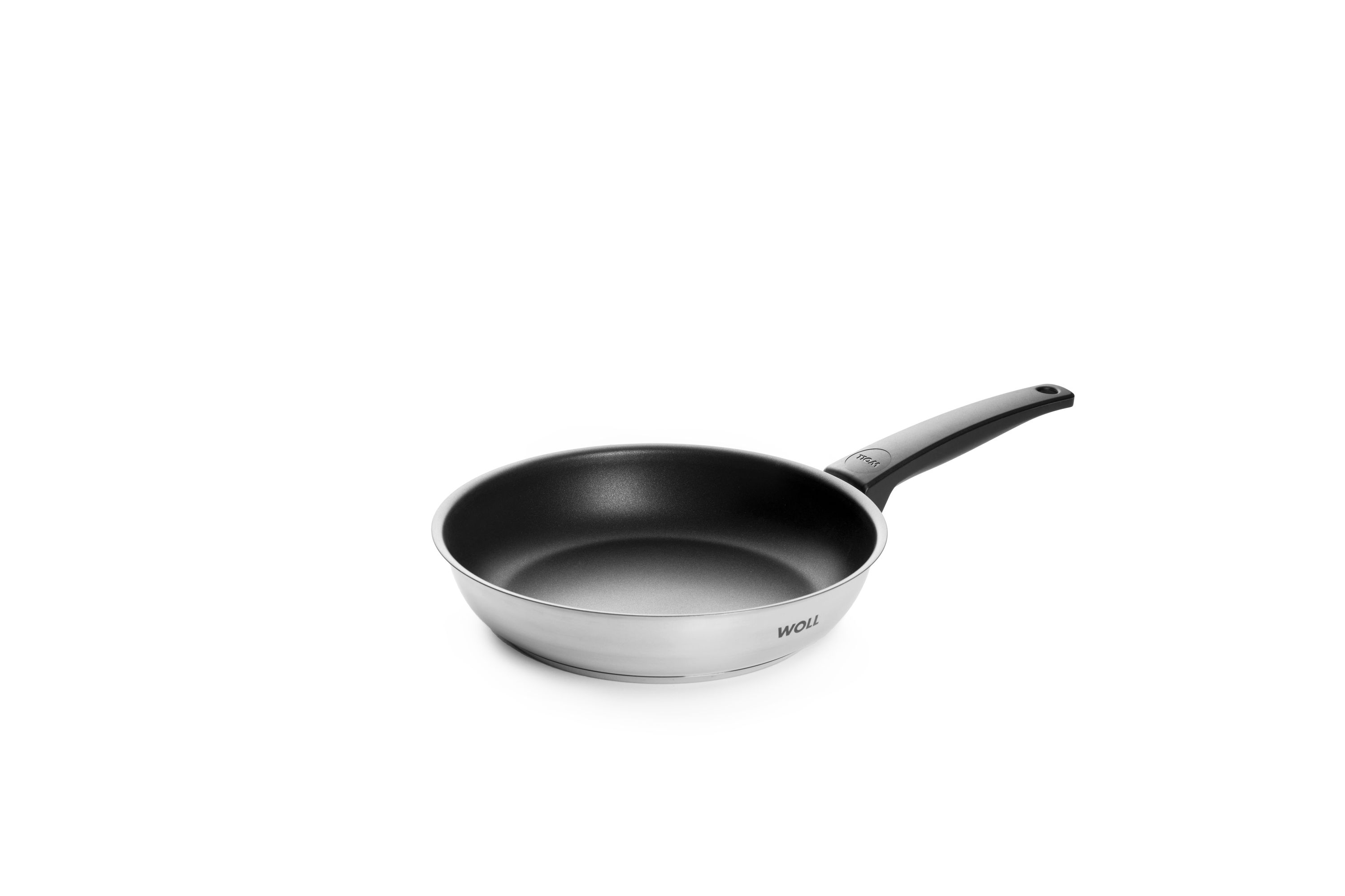 Flache Edelstahlpfanne mit Deckel und langem schwarzem Griff, Seitenansicht.