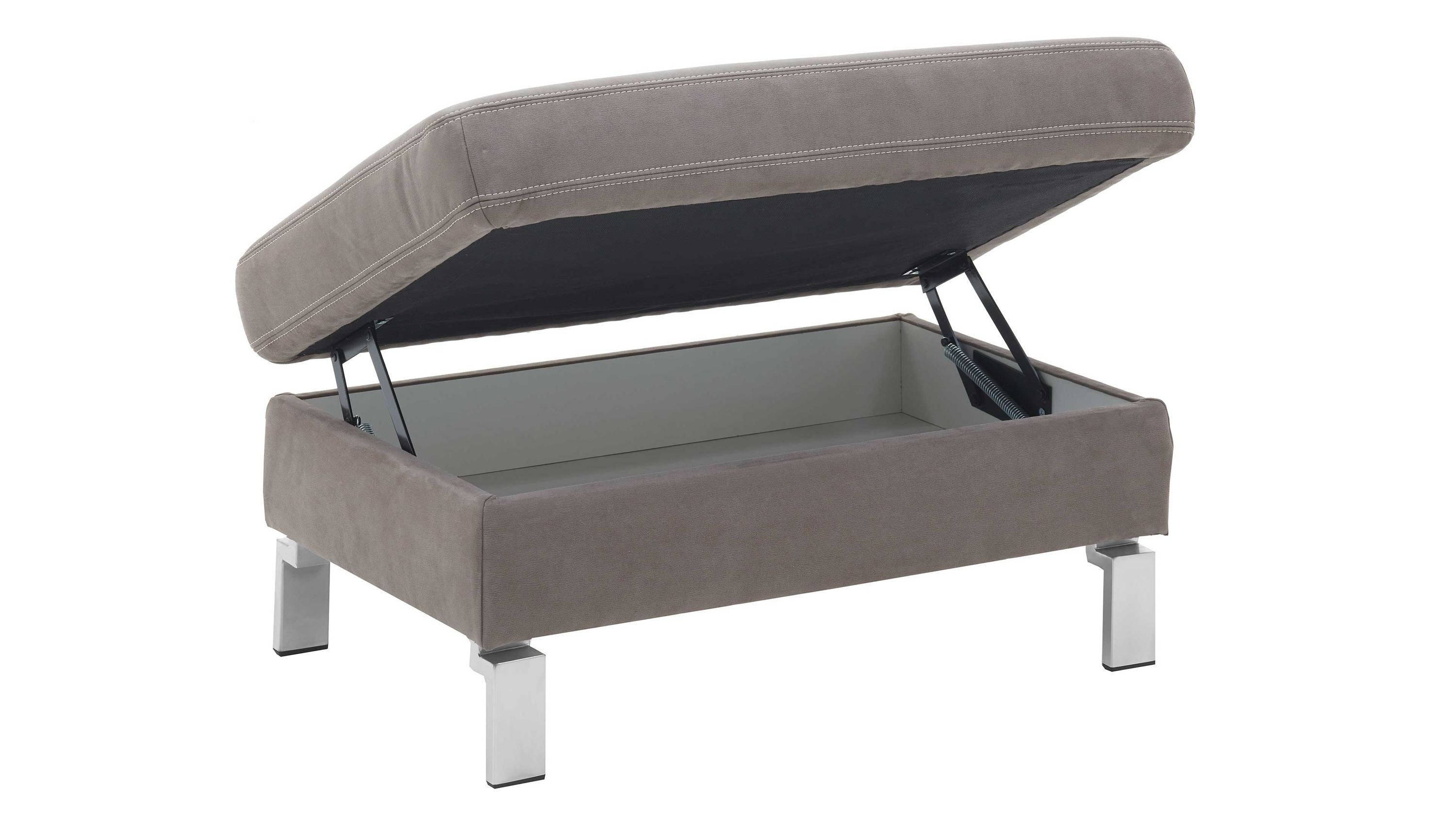 Quadratischer Hocker mit fangofarbenem Bezug und geöffnetem Stauraum auf vier chromfarbenen Füßen