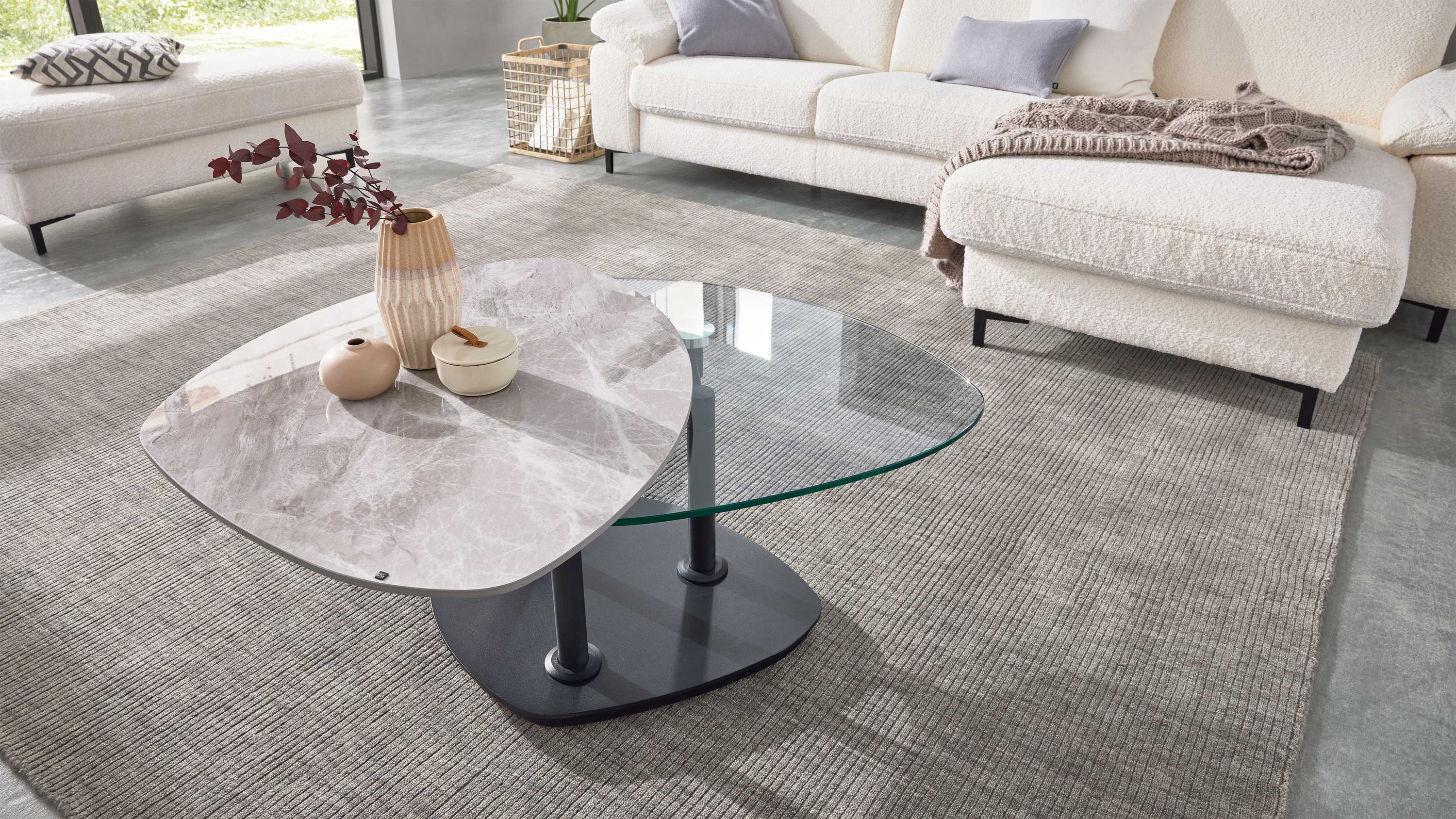 Quadratischer Couchtisch mit Marmoroptik und Glasplatte Quadratischer Couchtisch mit zwei Ebenen obere Platte in Marmoroptik untere aus Glas schwarzes Gestell